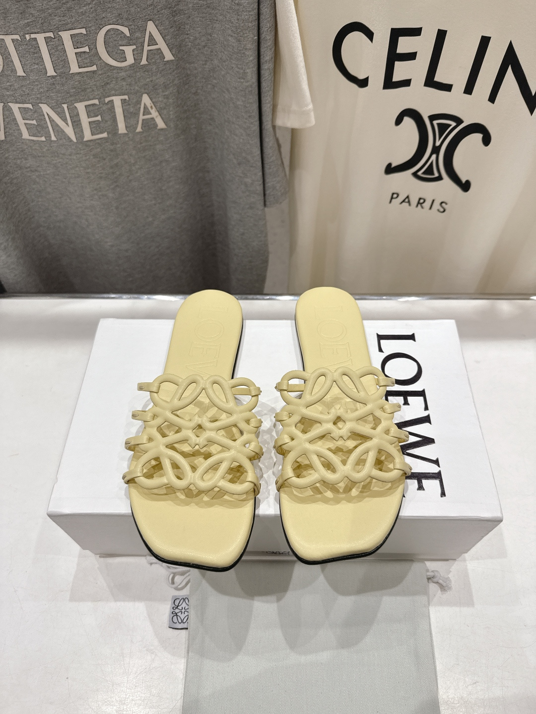 高版本出厂 LOEWE/罗意威2026/ss新品复古风平底沙滩拖鞋～小红书、外网火爆款最近大热的一款拖鞋