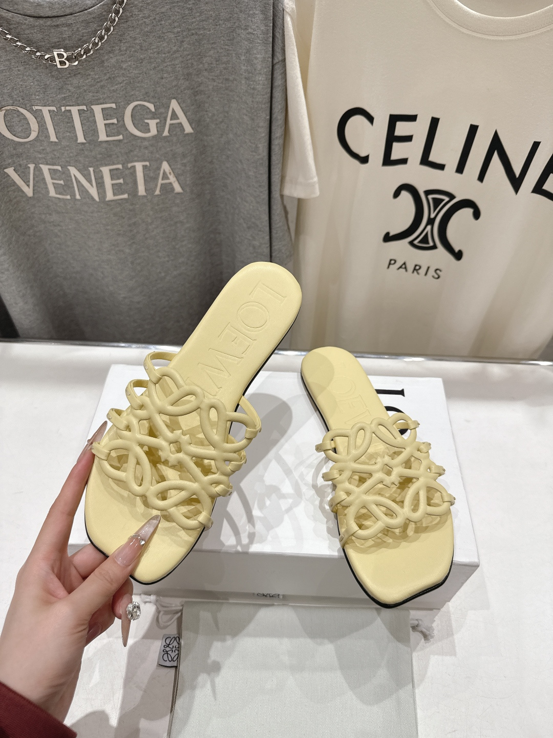 高版本出厂 LOEWE/罗意威2026/ss新品复古风平底沙滩拖鞋～小红书、外网火爆款最近大热的一款拖鞋