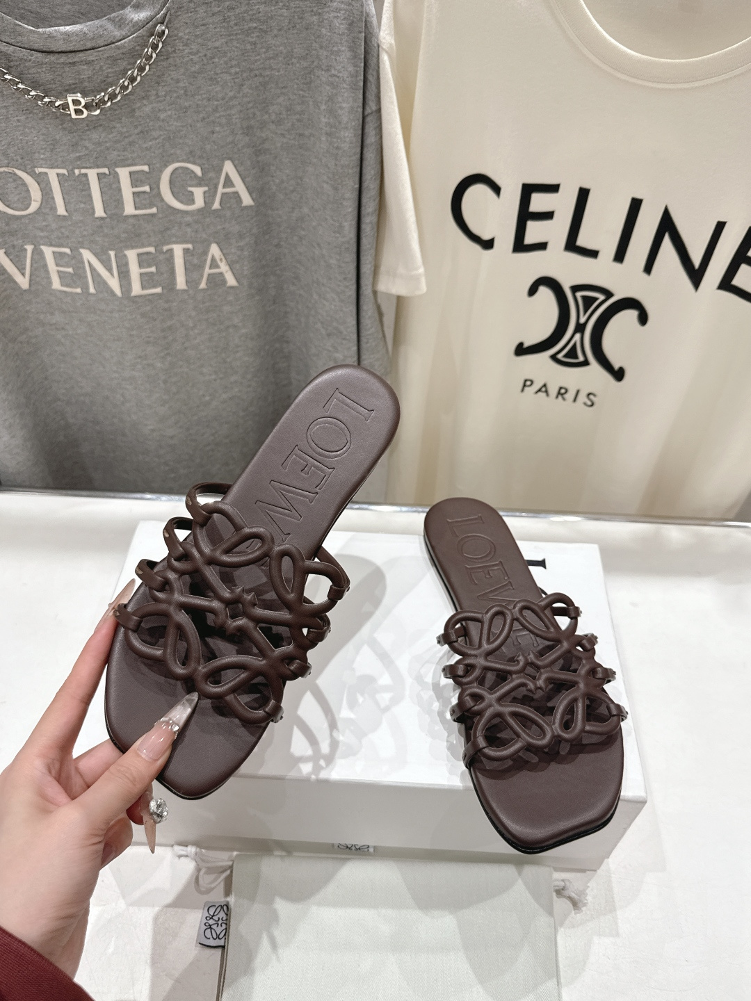 高版本出厂 LOEWE/罗意威2026/ss新品复古风平底沙滩拖鞋～小红书、外网火爆款最近大热的一款拖鞋