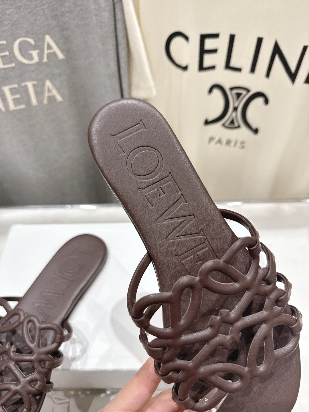 高版本出厂 LOEWE/罗意威2026/ss新品复古风平底沙滩拖鞋～小红书、外网火爆款最近大热的一款拖鞋