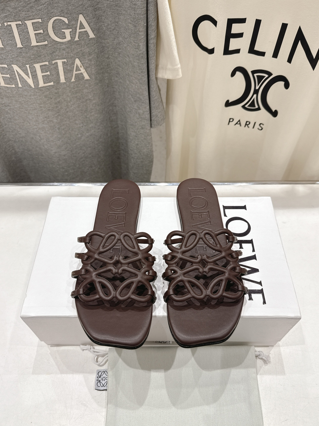 NO:725348,High version LOEWE/Loewe 2026/ss new retro-style flat beach slippers ~ Xiaohongshu, popular model on the Internet. The most popular slippers recently. Super cute. A must-have model that fashionistas must not miss. There is no complicated decoration, a vintage feel with excellent texture, purity and minimalism are neat and poetic. Super versatile. Fabric original custom material. Foot padding cowhide outsole. Original genuine leather injection outsole. Size 35-39.  (40, 41 custom-made, non-refundable), slippers, loewe, loewe, slippers, cowhide19860909高版本  LOEWE/罗意威2026/ss新品复古风平底沙滩拖鞋～小红书、外网火爆款 最近大热的一款拖鞋 超级可爱 时髦精绝对不能错过的必入款,没有任何繁杂装饰,质感极好的vintage感,纯粹和极简做得利落又诗意 超级百搭款 面料原版定制材料 垫脚牛皮 大底原版真皮注塑大底 码数35-39 (40、41订做不退换),拖鞋,loewe,loewe,slippers,cowhide,Women's Shoes