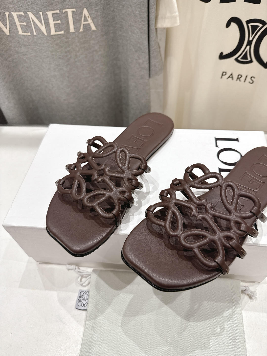 高版本出厂 LOEWE/罗意威2026/ss新品复古风平底沙滩拖鞋～小红书、外网火爆款最近大热的一款拖鞋