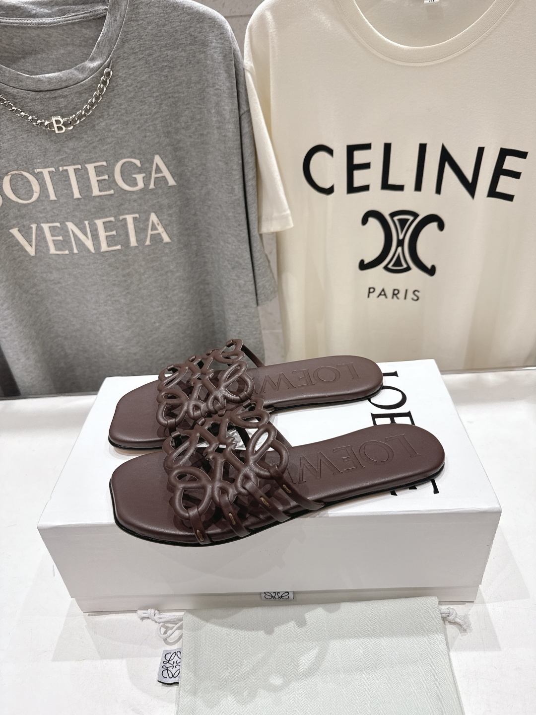 高版本出厂 LOEWE/罗意威2026/ss新品复古风平底沙滩拖鞋～小红书、外网火爆款最近大热的一款拖鞋