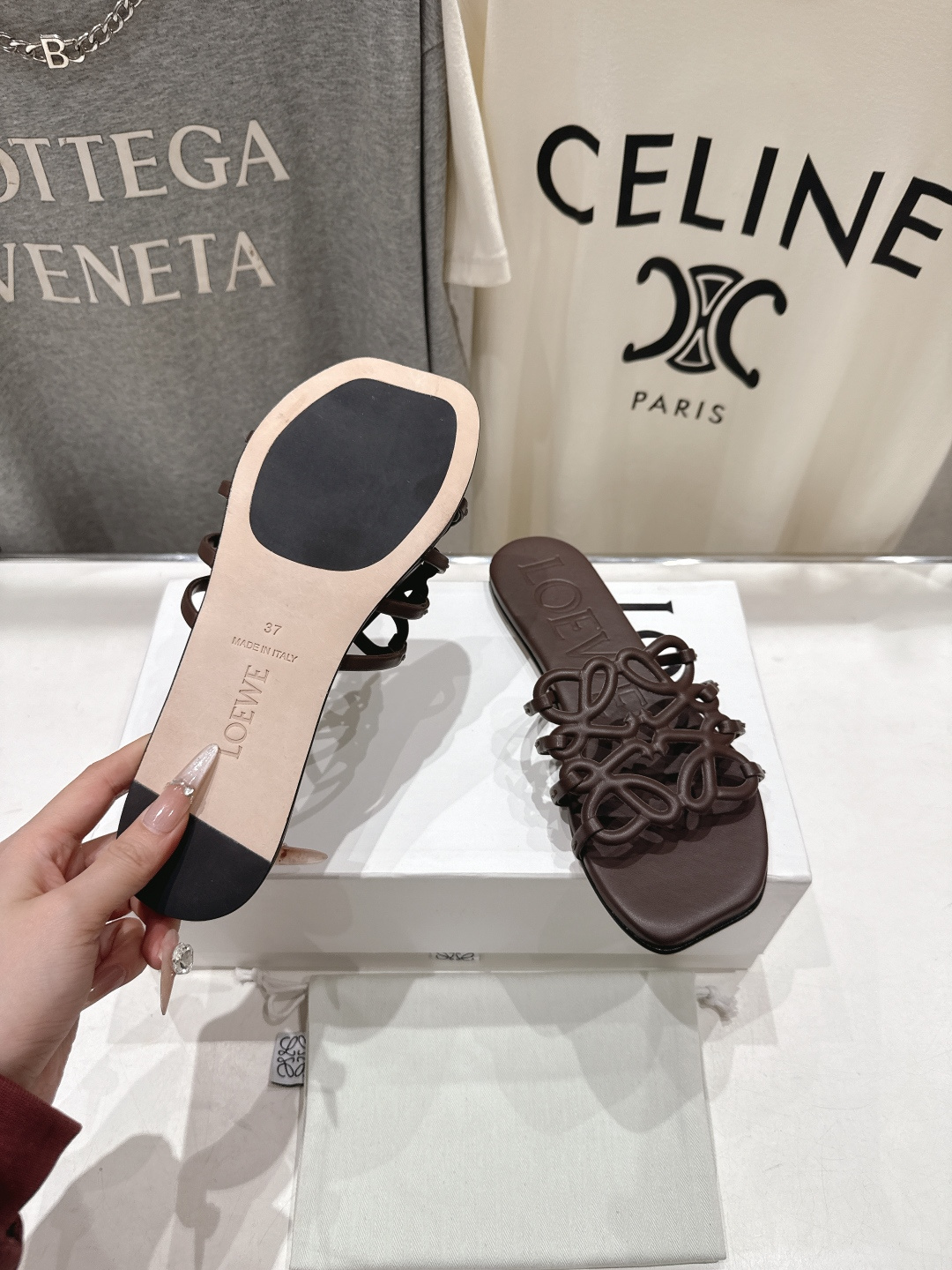 高版本出厂 LOEWE/罗意威2026/ss新品复古风平底沙滩拖鞋～小红书、外网火爆款最近大热的一款拖鞋