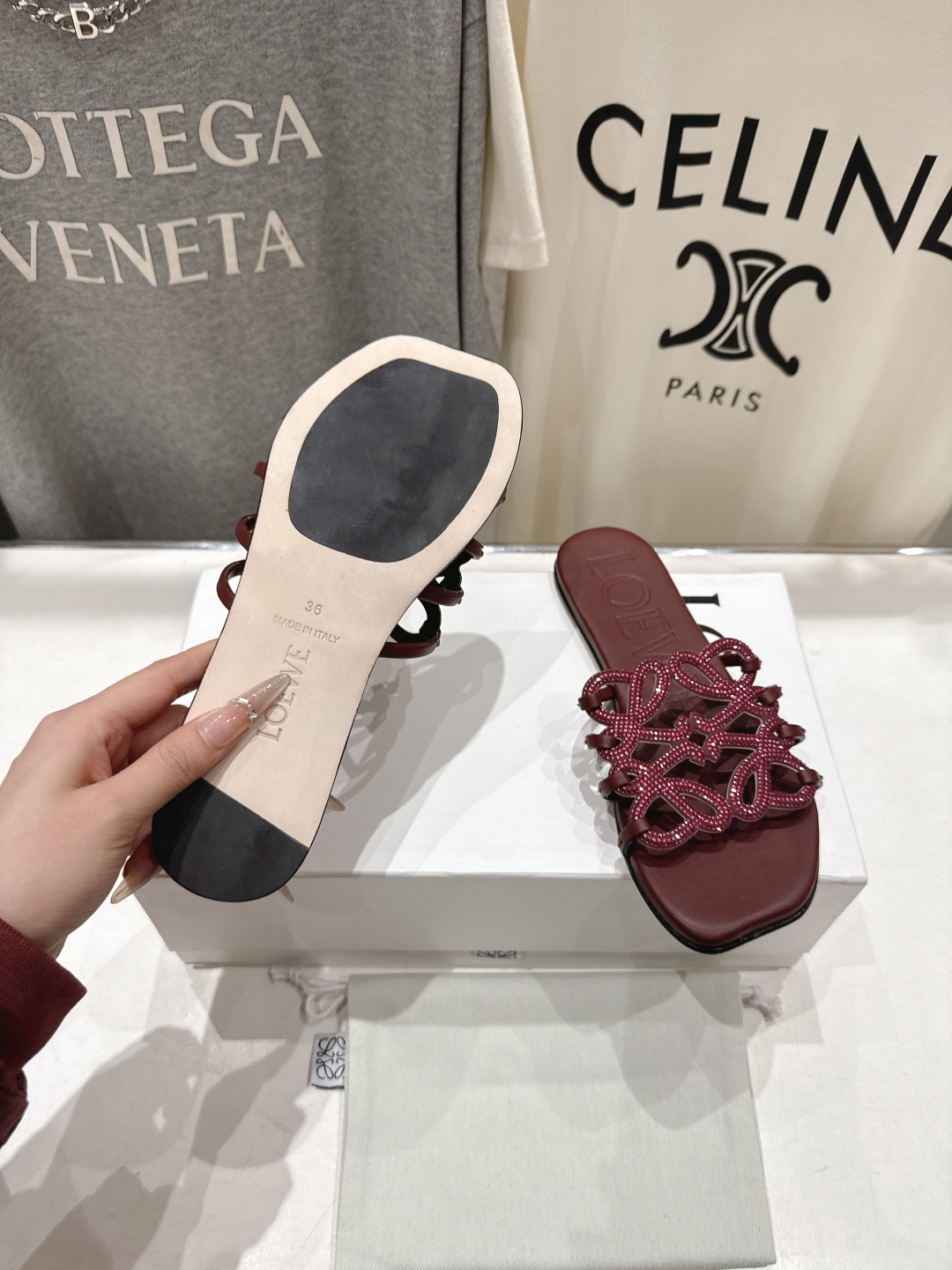 高版本出厂 钻面 LOEWE/罗意威2026/ss新品复古风平底沙滩拖鞋～小红书、外网火爆款最近大热的一