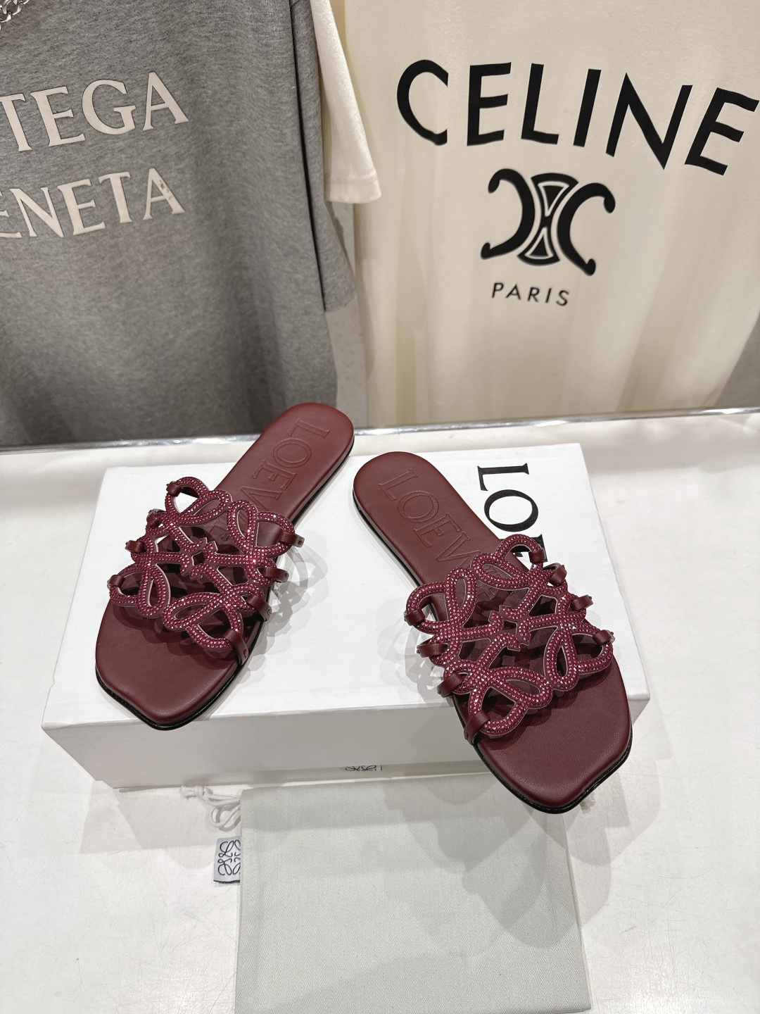 高版本出厂 钻面 LOEWE/罗意威2026/ss新品复古风平底沙滩拖鞋～小红书、外网火爆款最近大热的一