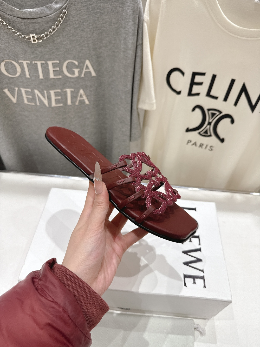 高版本出厂 钻面 LOEWE/罗意威2026/ss新品复古风平底沙滩拖鞋～小红书、外网火爆款最近大热的一