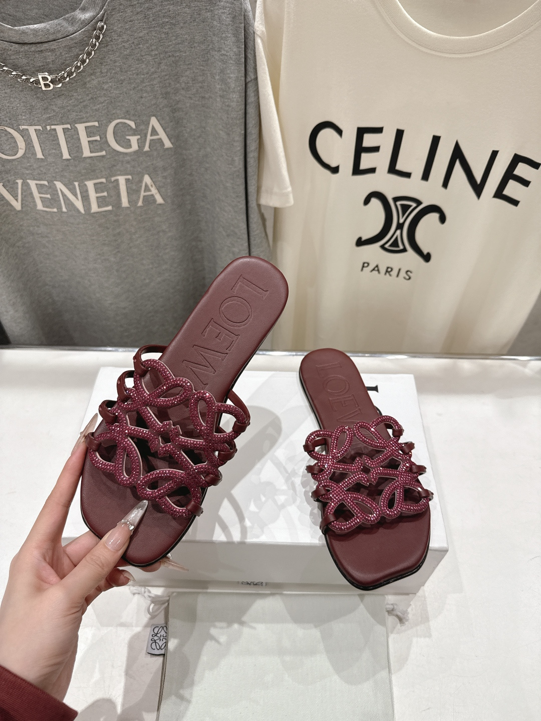 高版本出厂 钻面 LOEWE/罗意威2026/ss新品复古风平底沙滩拖鞋～小红书、外网火爆款最近大热的一