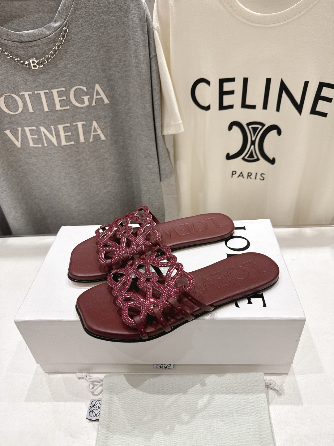 高版本出厂 钻面 LOEWE/罗意威2026/ss新品复古风平底沙滩拖鞋～小红书、外网火爆款最近大热的一