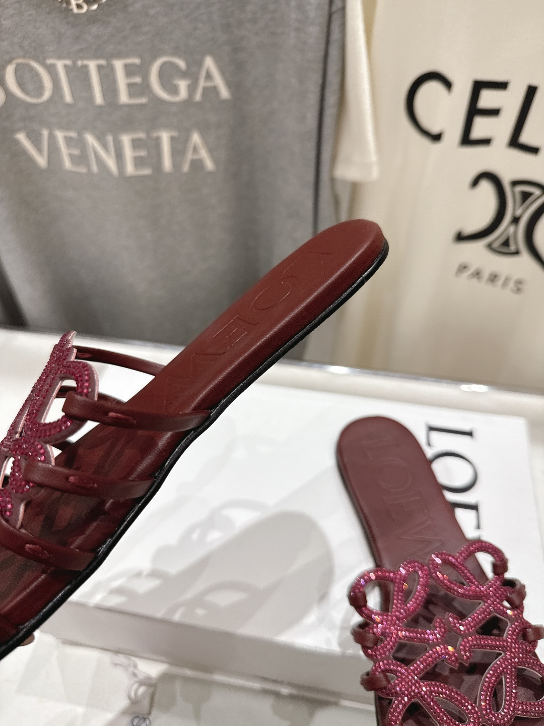 高版本出厂 钻面 LOEWE/罗意威2026/ss新品复古风平底沙滩拖鞋～小红书、外网火爆款最近大热的一