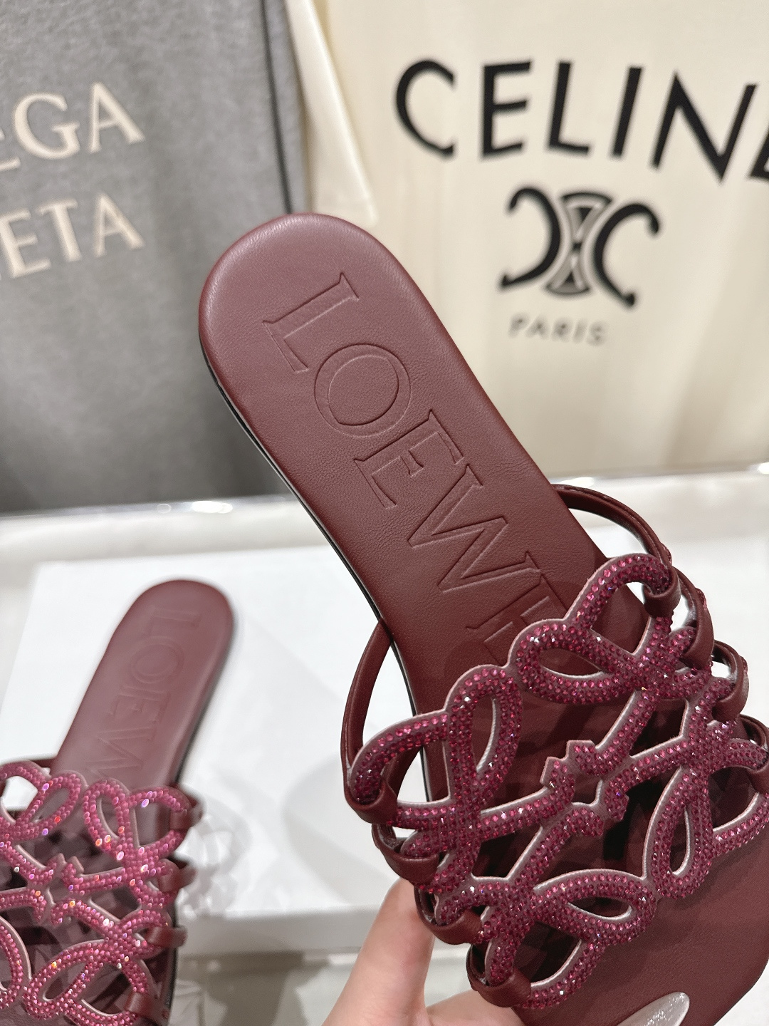 高版本出厂 钻面 LOEWE/罗意威2026/ss新品复古风平底沙滩拖鞋～小红书、外网火爆款最近大热的一