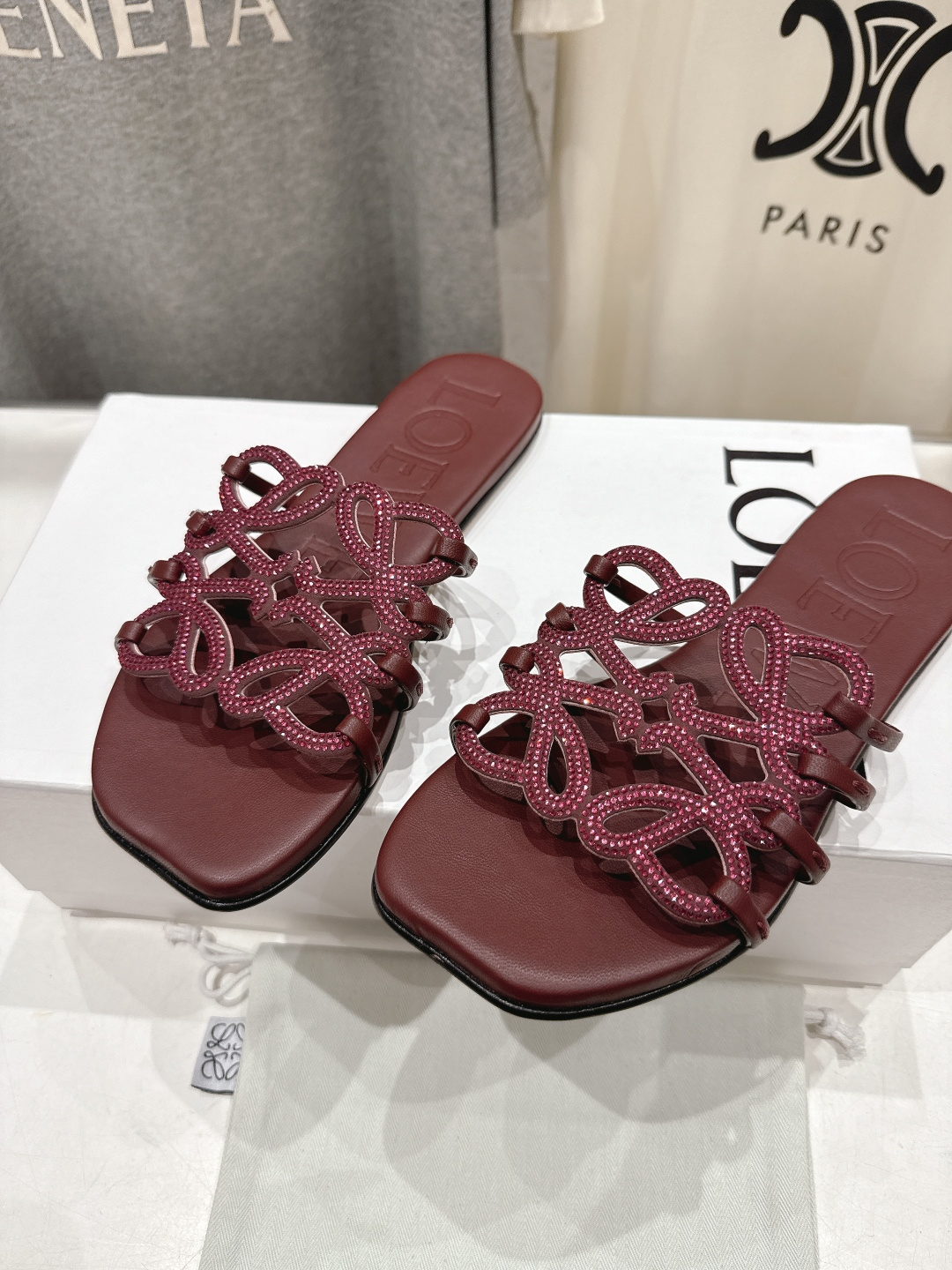 高版本出厂 钻面 LOEWE/罗意威2026/ss新品复古风平底沙滩拖鞋～小红书、外网火爆款最近大热的一