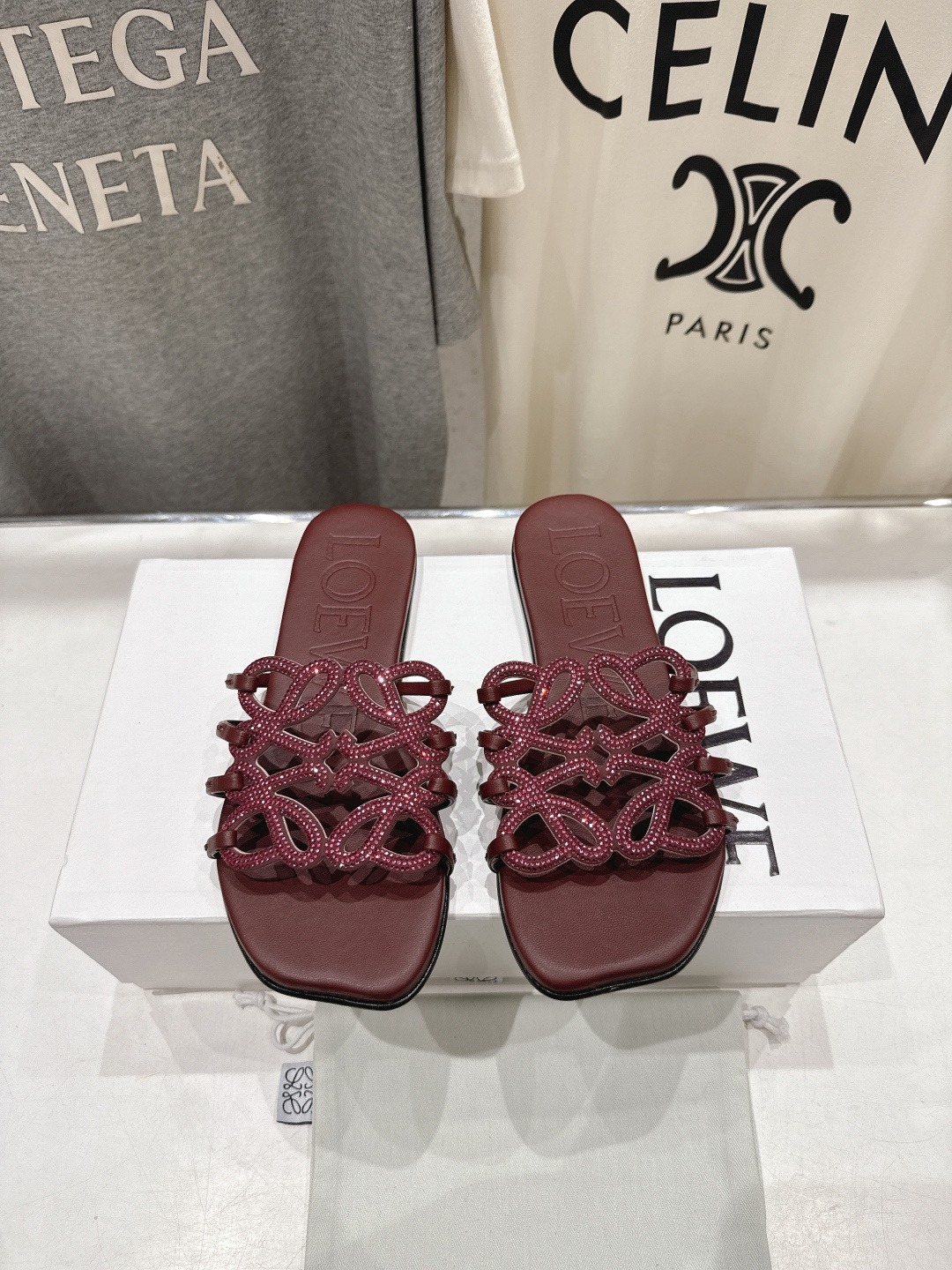 高版本出厂 钻面 LOEWE/罗意威2026/ss新品复古风平底沙滩拖鞋～小红书、外网火爆款最近大热的一