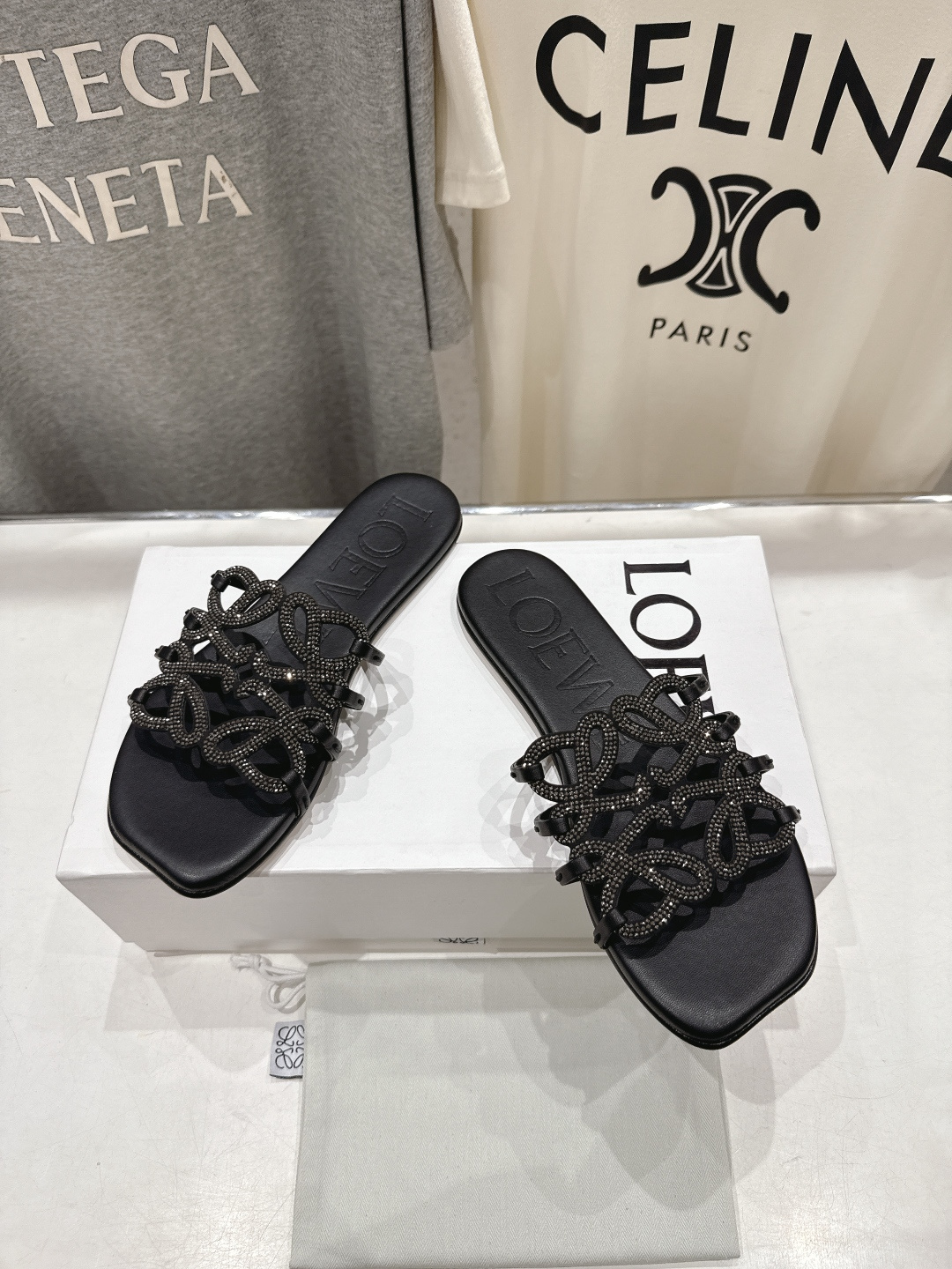 高版本出厂 钻面 LOEWE/罗意威2026/ss新品复古风平底沙滩拖鞋～小红书、外网火爆款最近大热的一