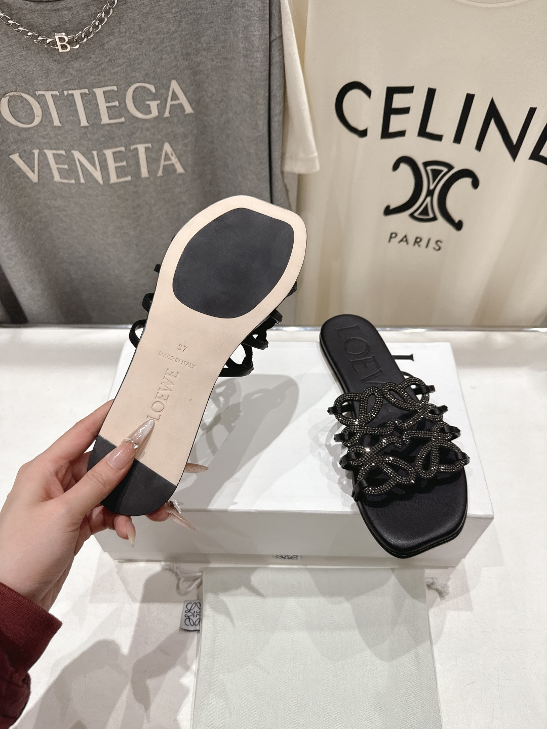 高版本出厂 钻面 LOEWE/罗意威2026/ss新品复古风平底沙滩拖鞋～小红书、外网火爆款最近大热的一