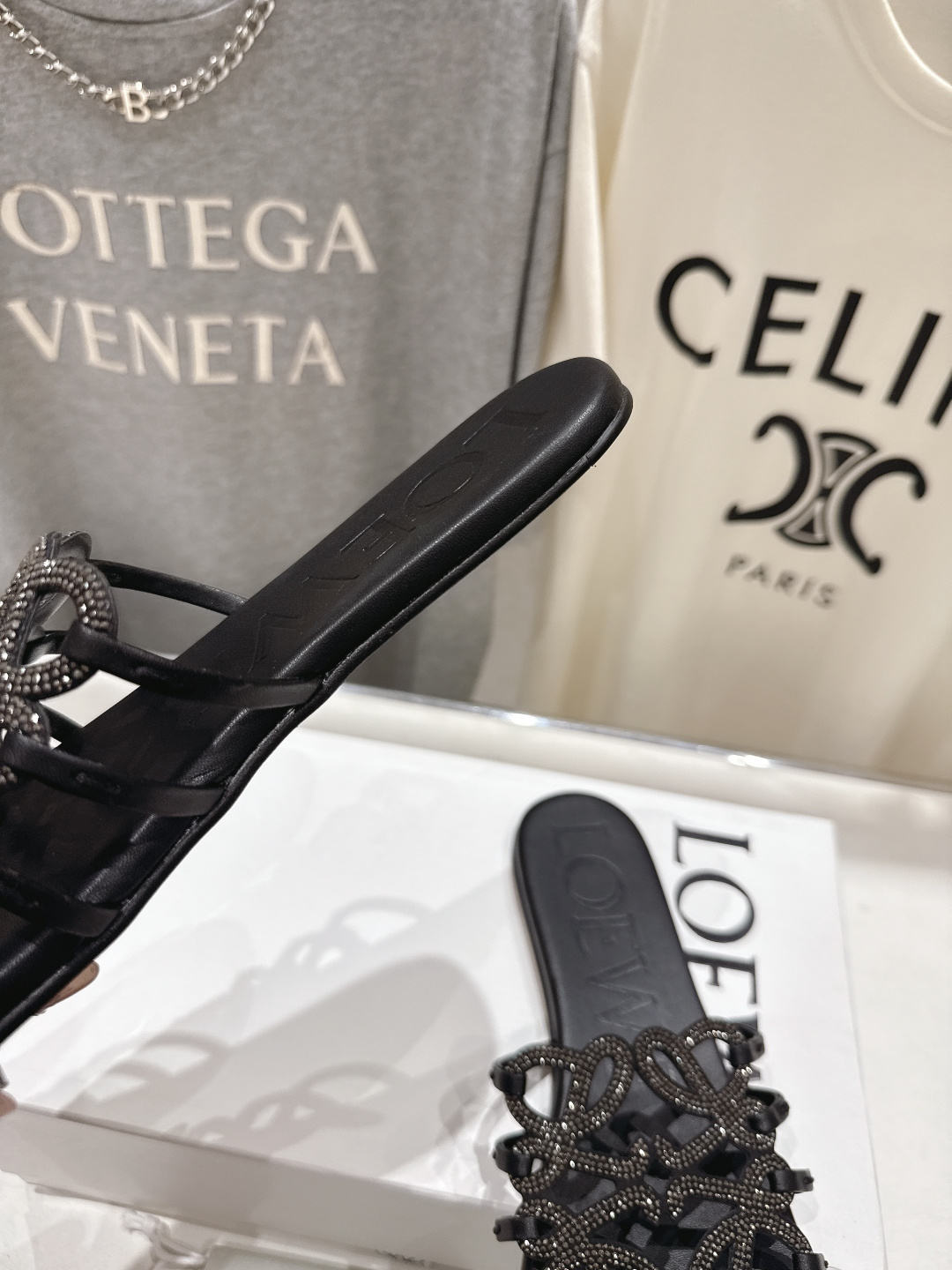 高版本出厂 钻面 LOEWE/罗意威2026/ss新品复古风平底沙滩拖鞋～小红书、外网火爆款最近大热的一