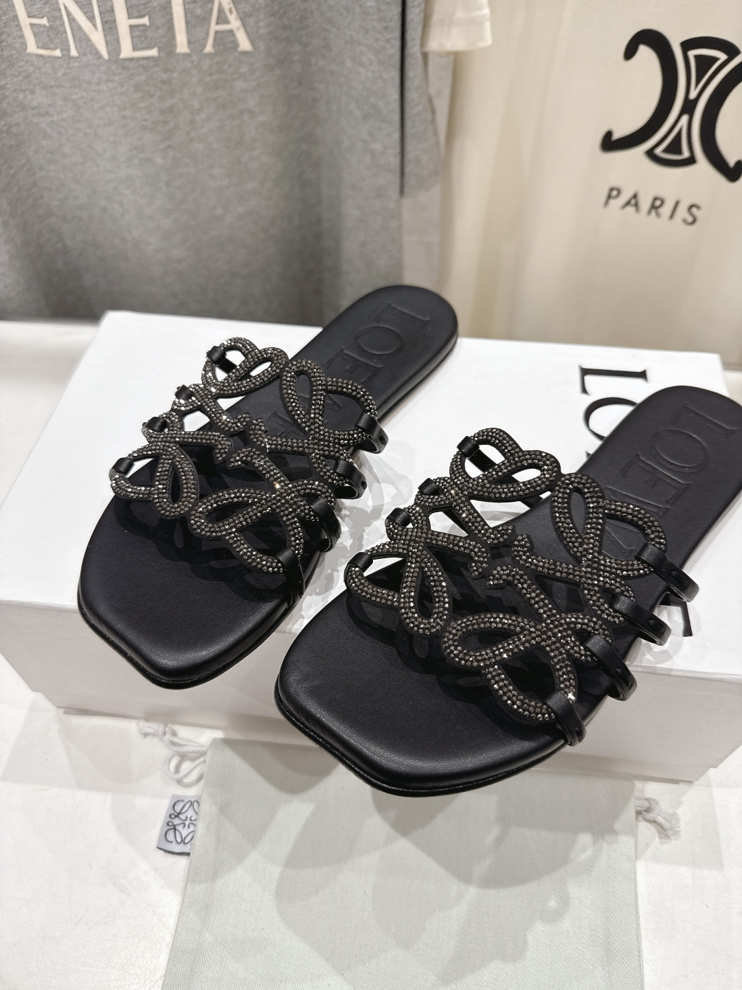 高版本出厂 钻面 LOEWE/罗意威2026/ss新品复古风平底沙滩拖鞋～小红书、外网火爆款最近大热的一