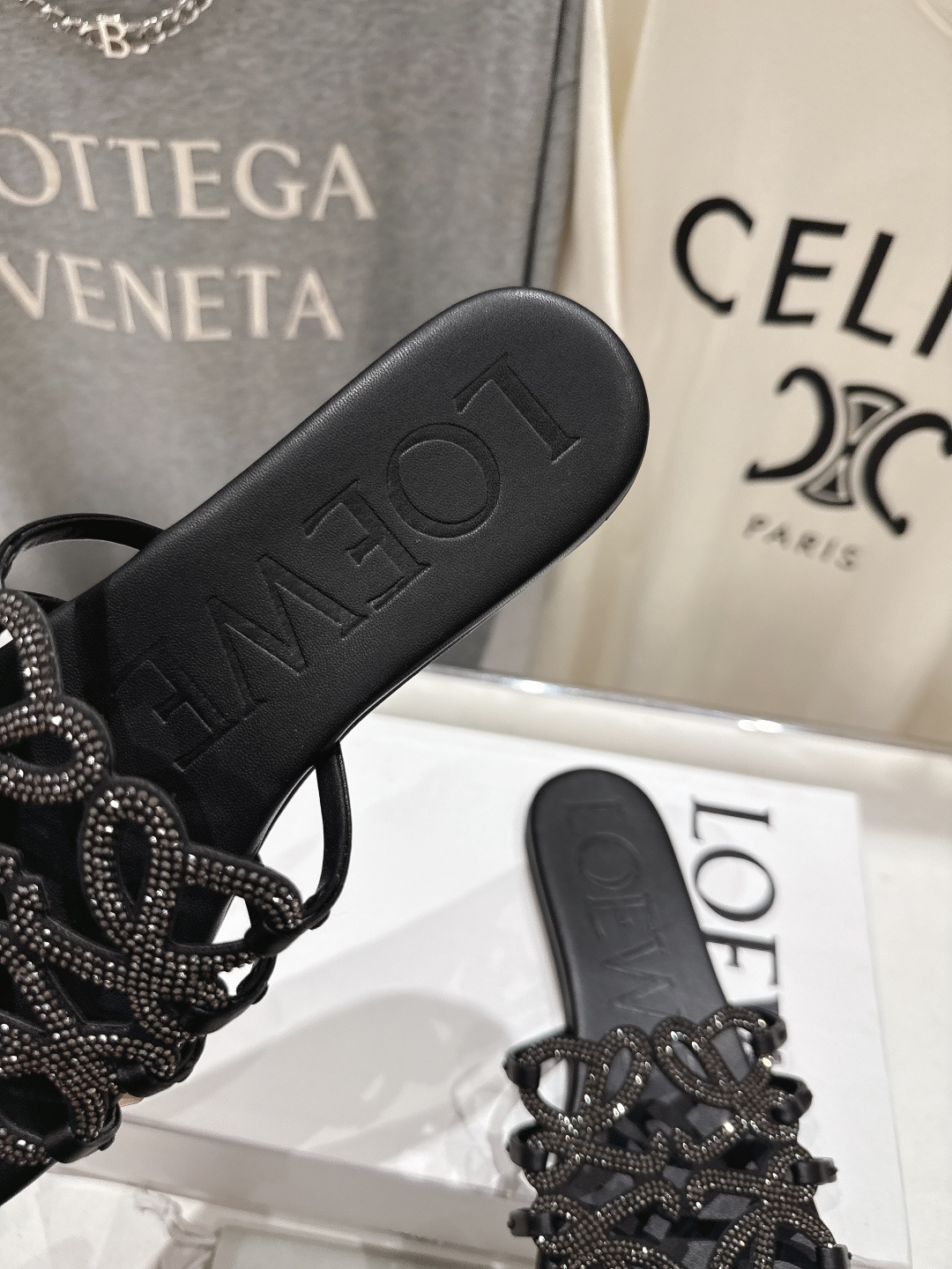 高版本出厂 钻面 LOEWE/罗意威2026/ss新品复古风平底沙滩拖鞋～小红书、外网火爆款最近大热的一