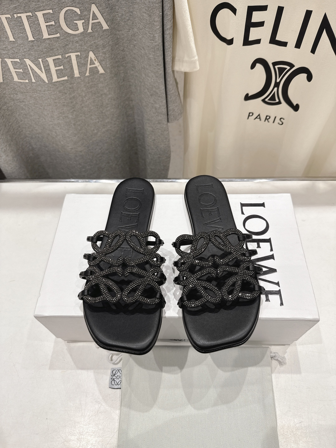 高版本出厂 钻面 LOEWE/罗意威2026/ss新品复古风平底沙滩拖鞋～小红书、外网火爆款最近大热的一