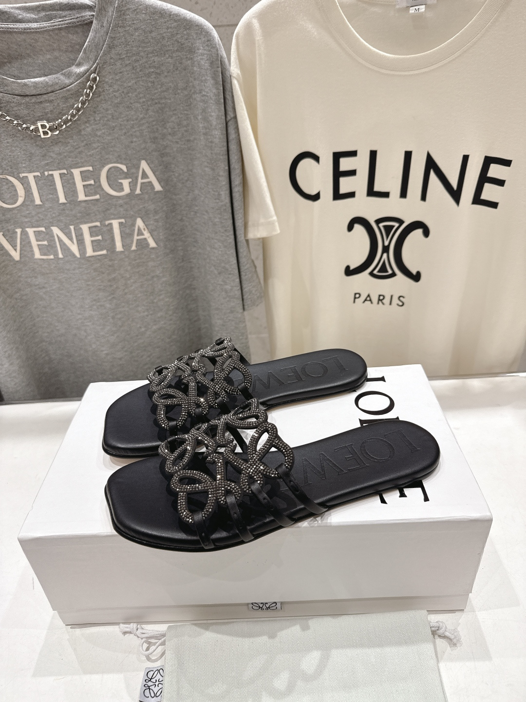 高版本出厂 钻面 LOEWE/罗意威2026/ss新品复古风平底沙滩拖鞋～小红书、外网火爆款最近大热的一