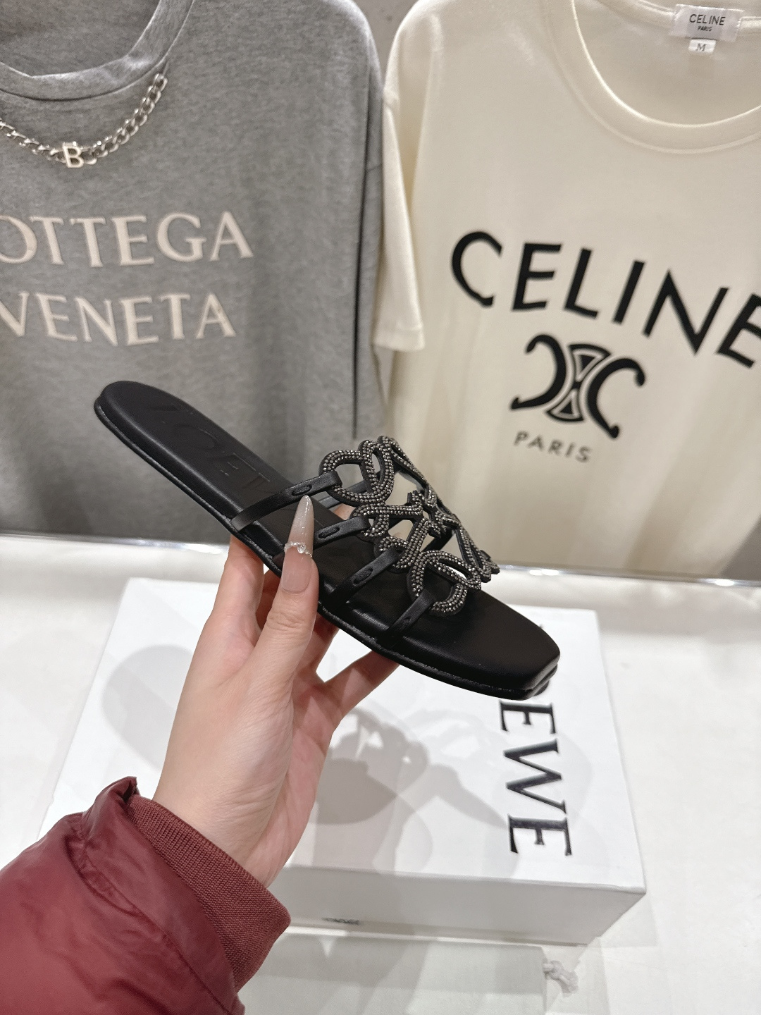 高版本出厂 钻面 LOEWE/罗意威2026/ss新品复古风平底沙滩拖鞋～小红书、外网火爆款最近大热的一