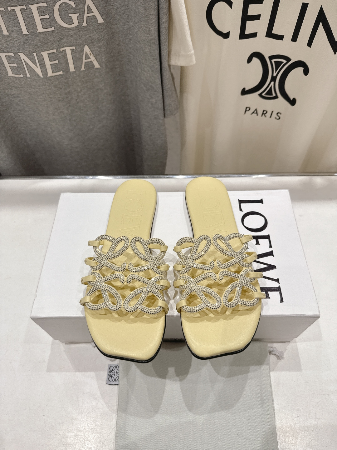 高版本出厂 钻面 LOEWE/罗意威2026/ss新品复古风平底沙滩拖鞋～小红书、外网火爆款最近大热的一