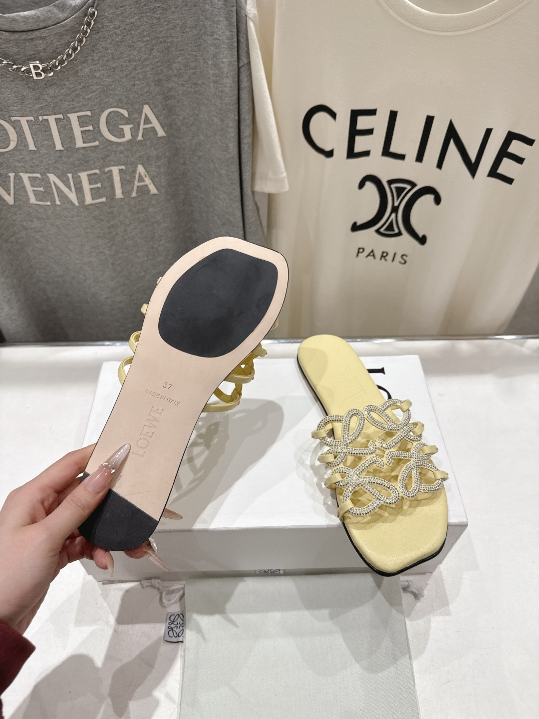 高版本出厂 钻面 LOEWE/罗意威2026/ss新品复古风平底沙滩拖鞋～小红书、外网火爆款最近大热的一