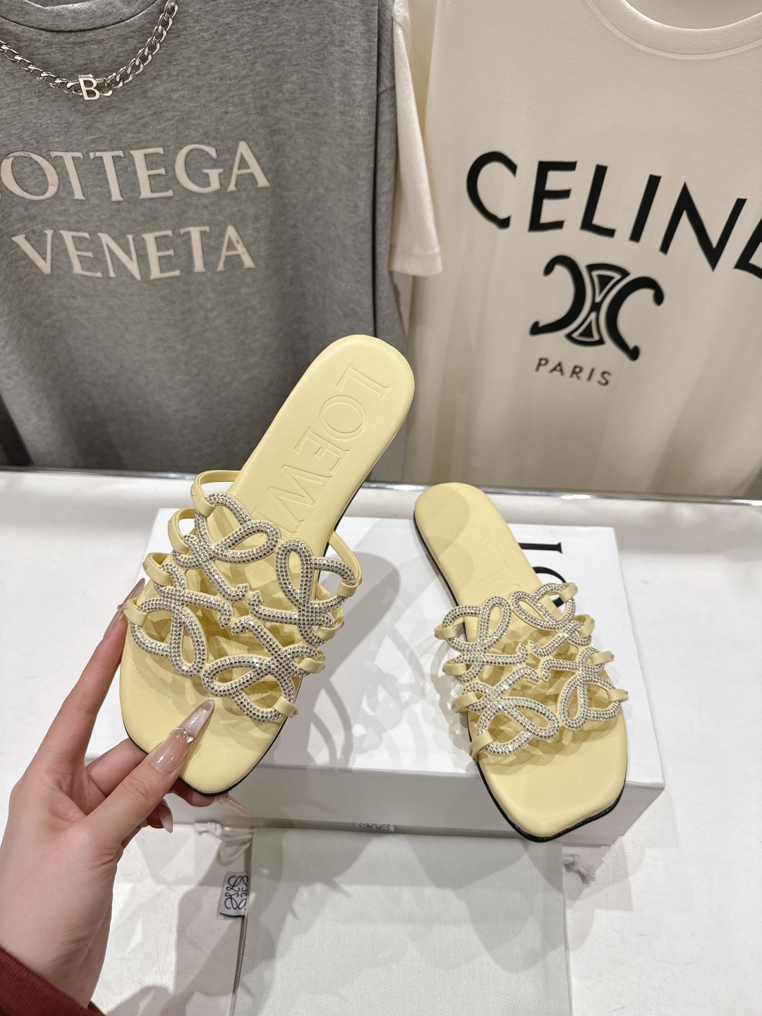 高版本出厂 钻面 LOEWE/罗意威2026/ss新品复古风平底沙滩拖鞋～小红书、外网火爆款最近大热的一