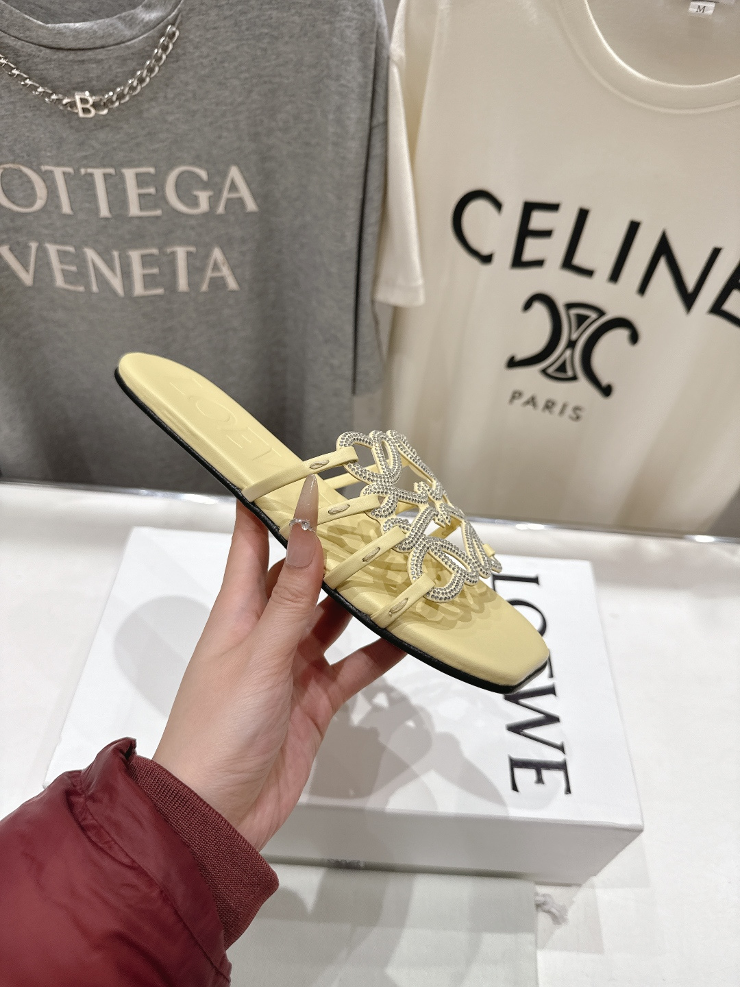 高版本出厂 钻面 LOEWE/罗意威2026/ss新品复古风平底沙滩拖鞋～小红书、外网火爆款最近大热的一