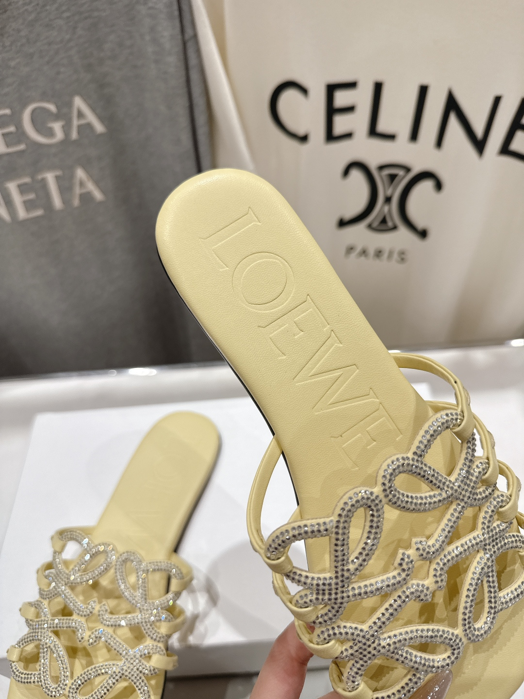 高版本出厂 钻面 LOEWE/罗意威2026/ss新品复古风平底沙滩拖鞋～小红书、外网火爆款最近大热的一