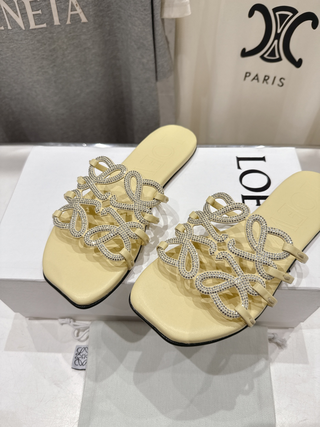 高版本出厂 钻面 LOEWE/罗意威2026/ss新品复古风平底沙滩拖鞋～小红书、外网火爆款最近大热的一