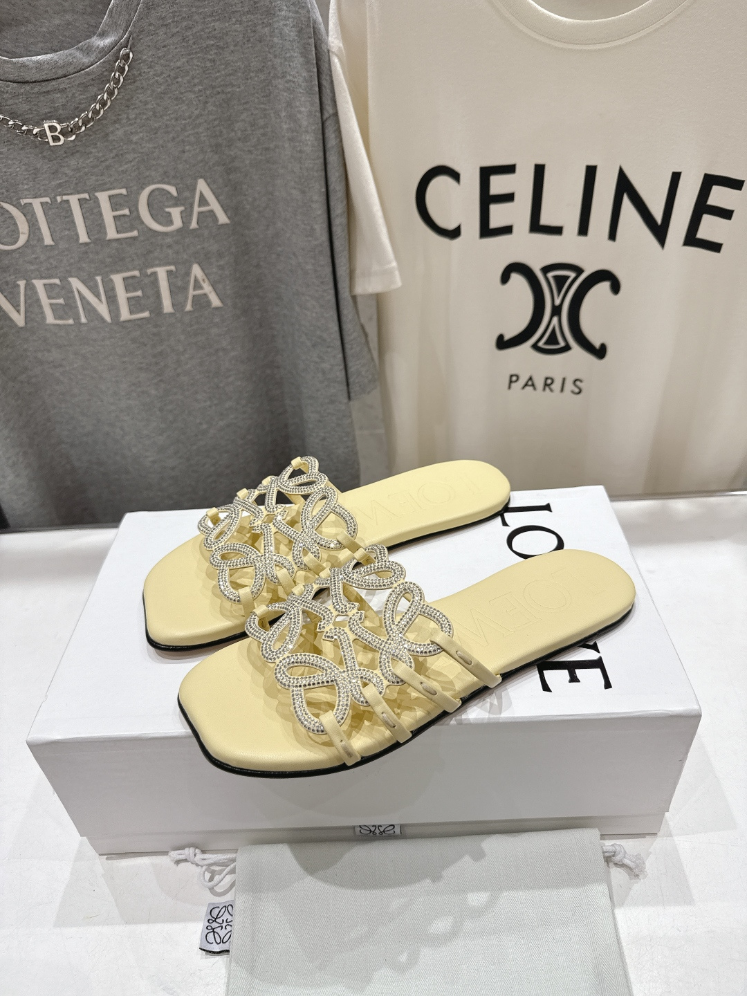 高版本出厂 钻面 LOEWE/罗意威2026/ss新品复古风平底沙滩拖鞋～小红书、外网火爆款最近大热的一