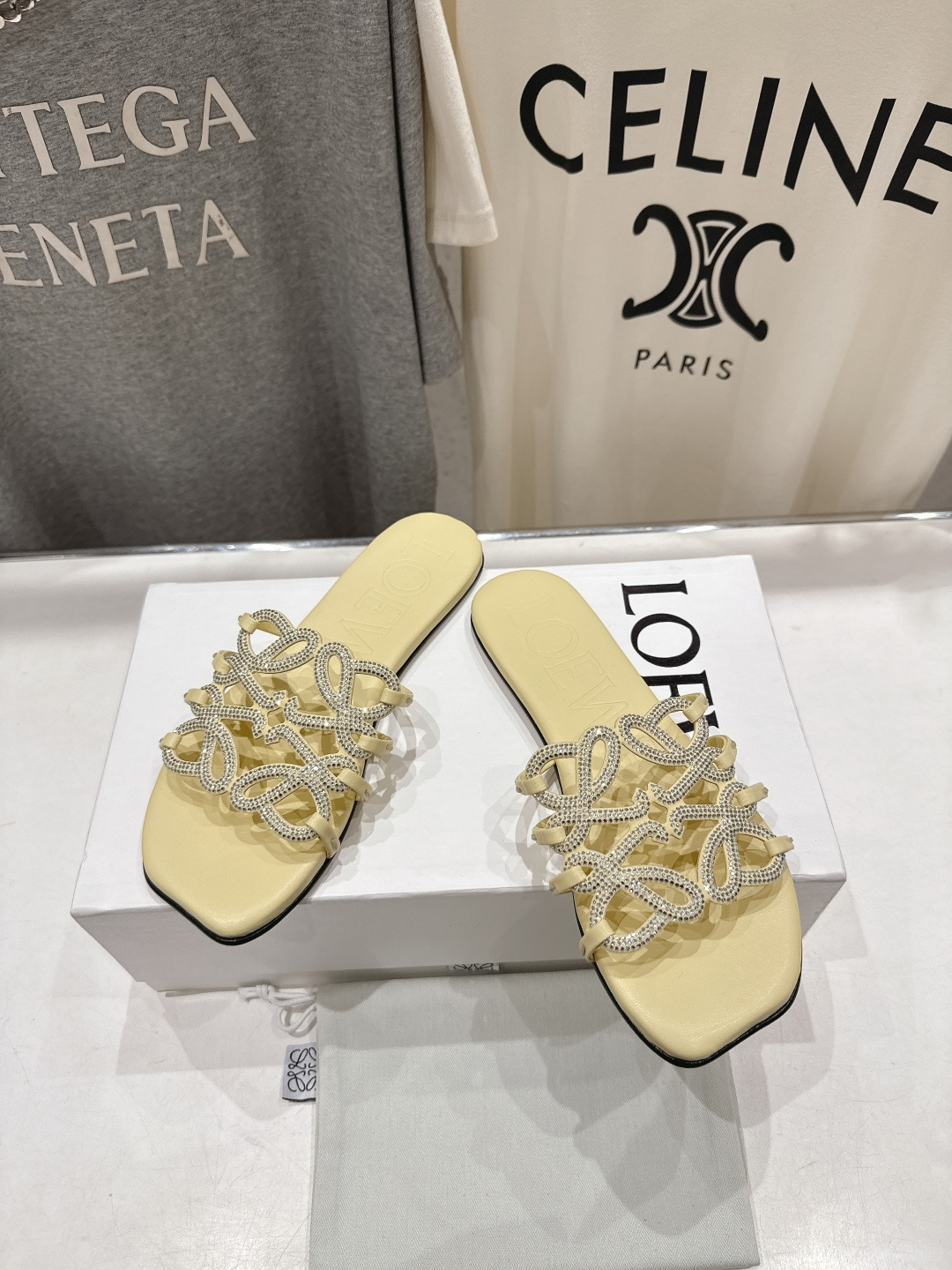 高版本出厂 钻面 LOEWE/罗意威2026/ss新品复古风平底沙滩拖鞋～小红书、外网火爆款最近大热的一