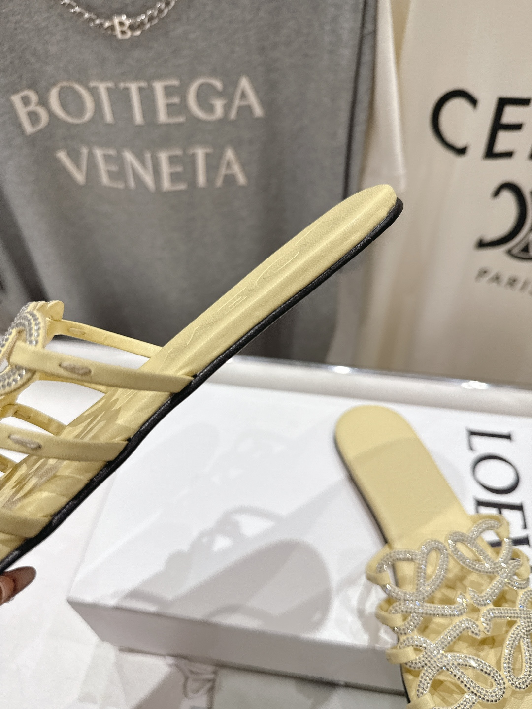 高版本出厂 钻面 LOEWE/罗意威2026/ss新品复古风平底沙滩拖鞋～小红书、外网火爆款最近大热的一