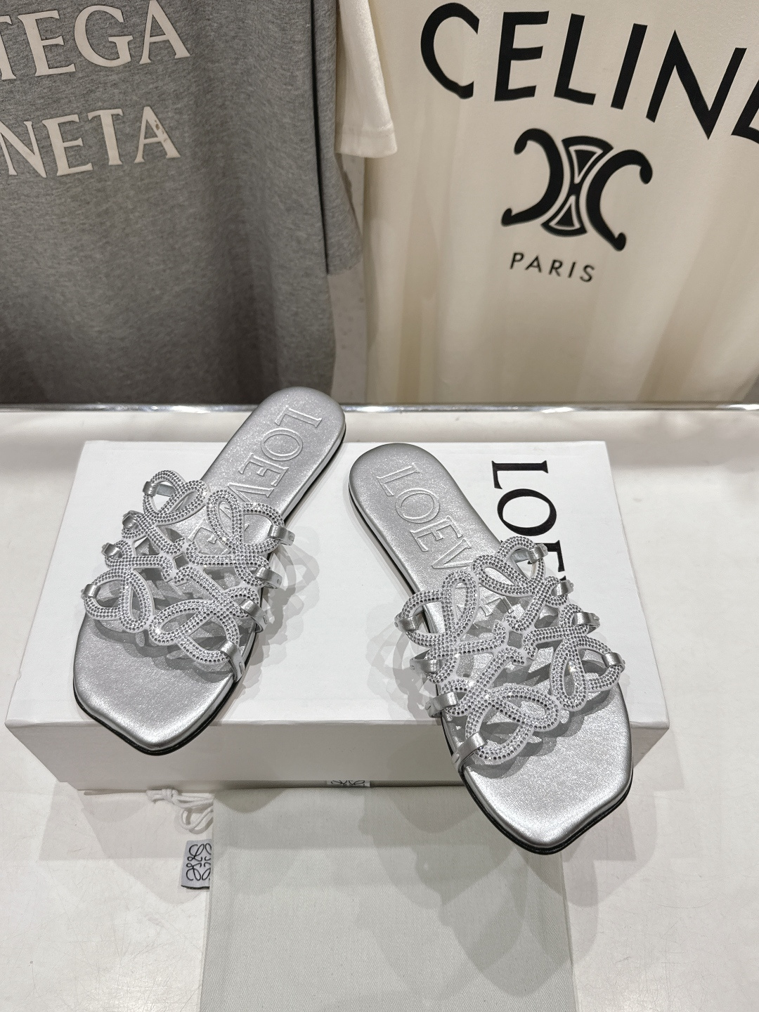 高版本出厂 钻面 LOEWE/罗意威2026/ss新品复古风平底沙滩拖鞋～小红书、外网火爆款最近大热的一