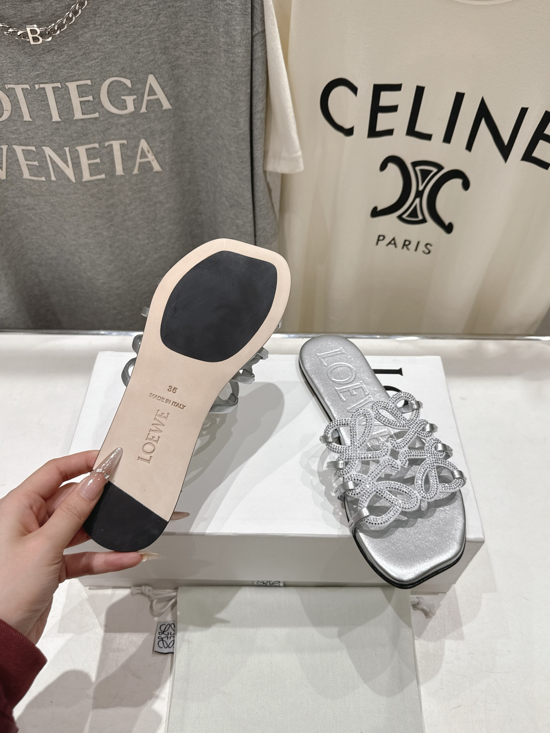 高版本出厂 钻面 LOEWE/罗意威2026/ss新品复古风平底沙滩拖鞋～小红书、外网火爆款最近大热的一