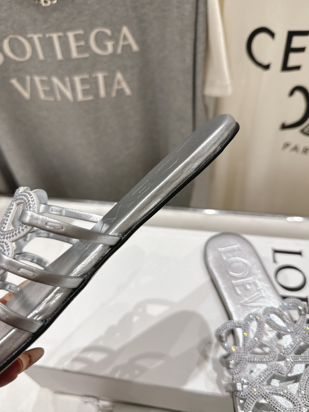 高版本出厂 钻面 LOEWE/罗意威2026/ss新品复古风平底沙滩拖鞋～小红书、外网火爆款最近大热的一