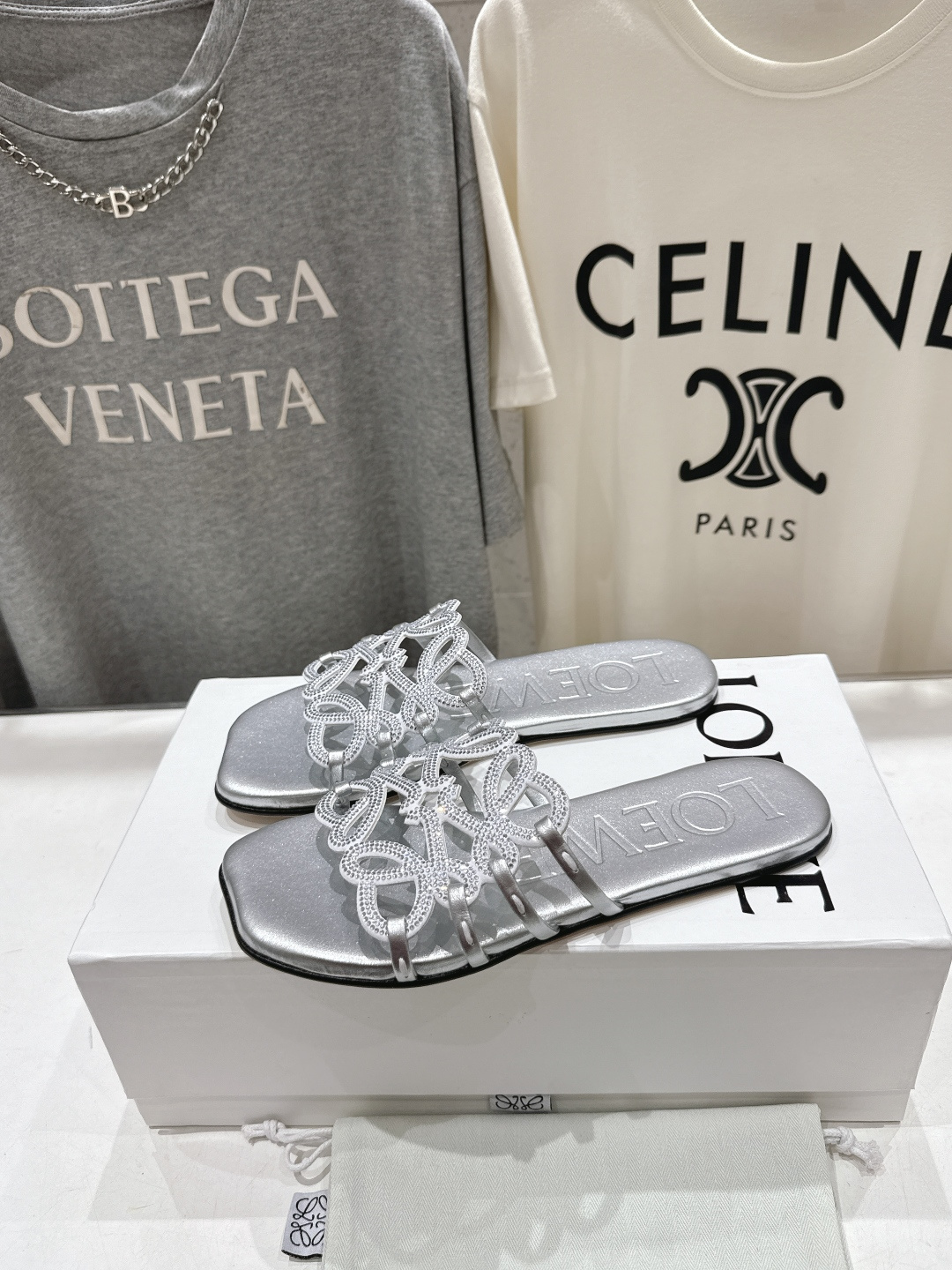 高版本出厂 钻面 LOEWE/罗意威2026/ss新品复古风平底沙滩拖鞋～小红书、外网火爆款最近大热的一