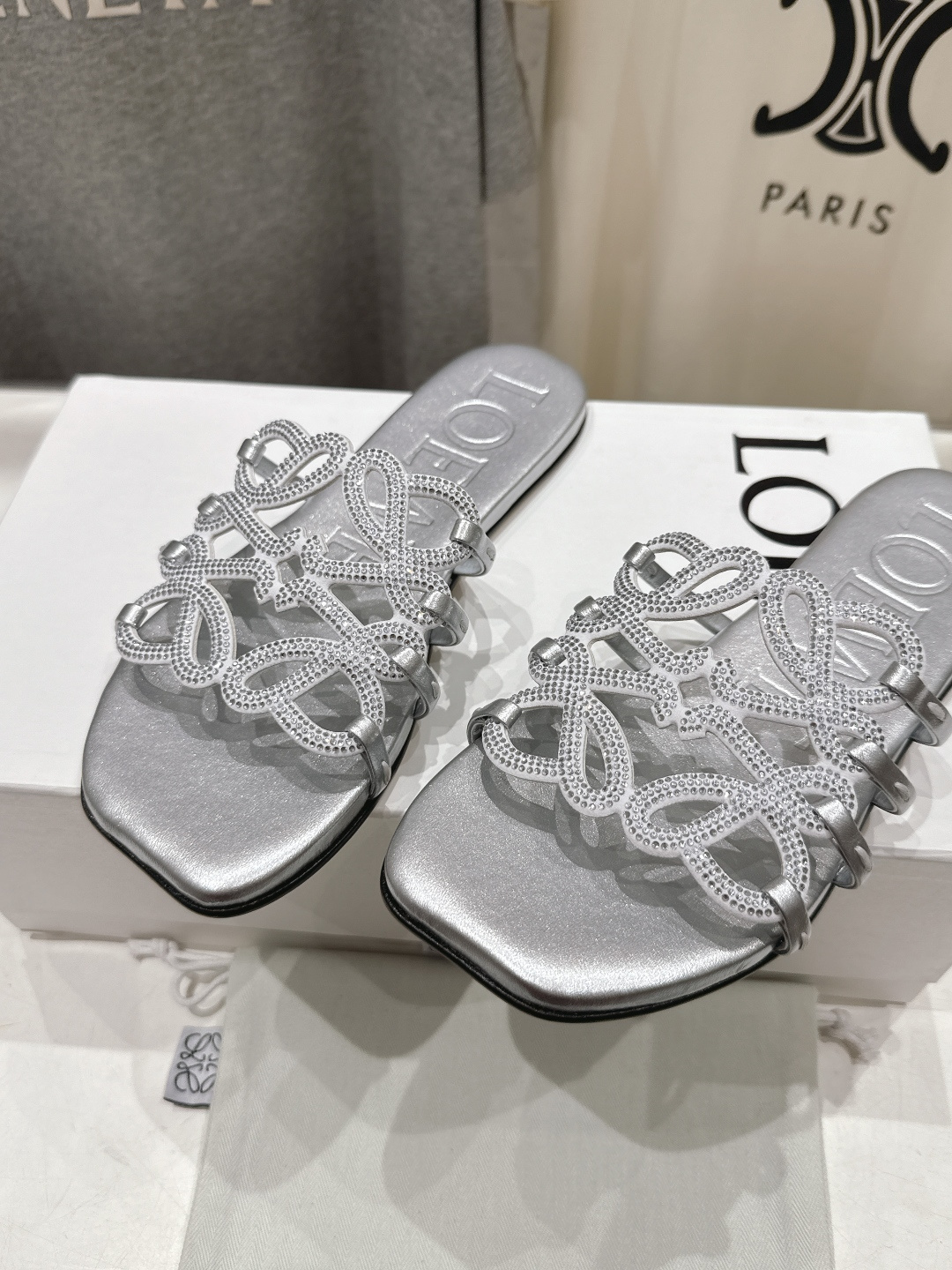 高版本出厂 钻面 LOEWE/罗意威2026/ss新品复古风平底沙滩拖鞋～小红书、外网火爆款最近大热的一