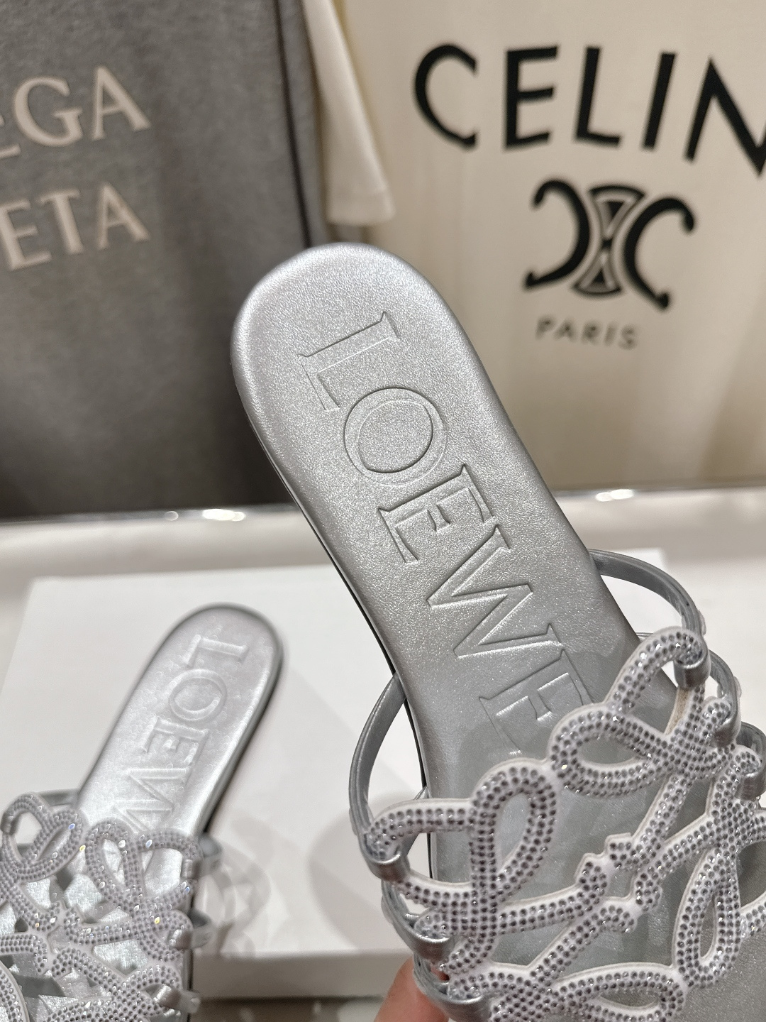 高版本出厂 钻面 LOEWE/罗意威2026/ss新品复古风平底沙滩拖鞋～小红书、外网火爆款最近大热的一