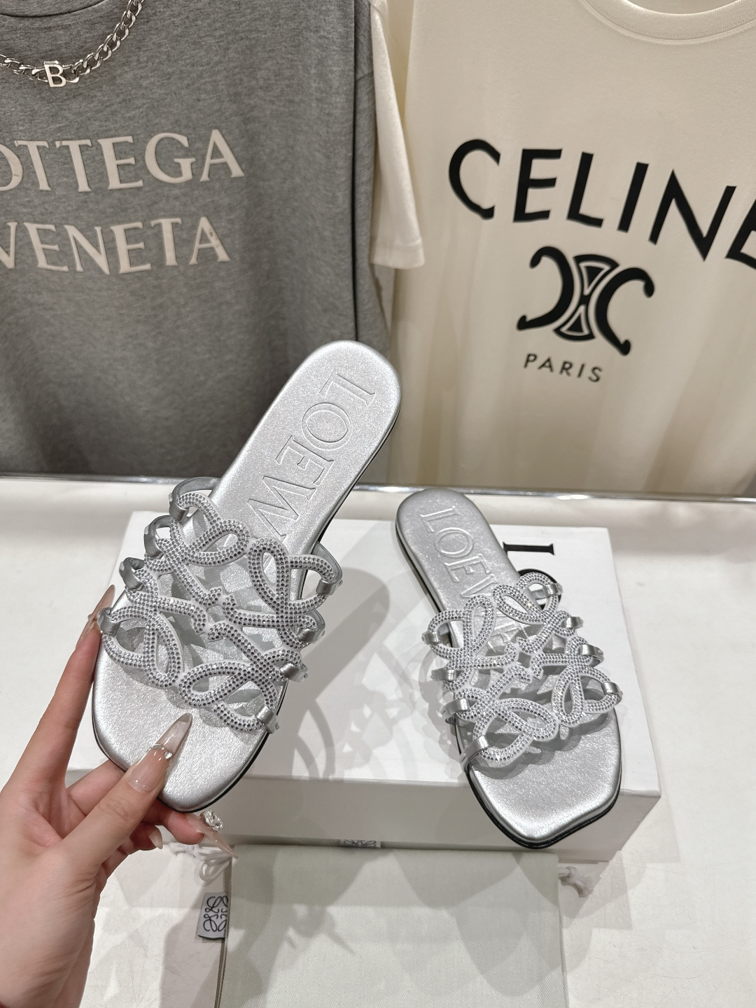 高版本出厂 钻面 LOEWE/罗意威2026/ss新品复古风平底沙滩拖鞋～小红书、外网火爆款最近大热的一