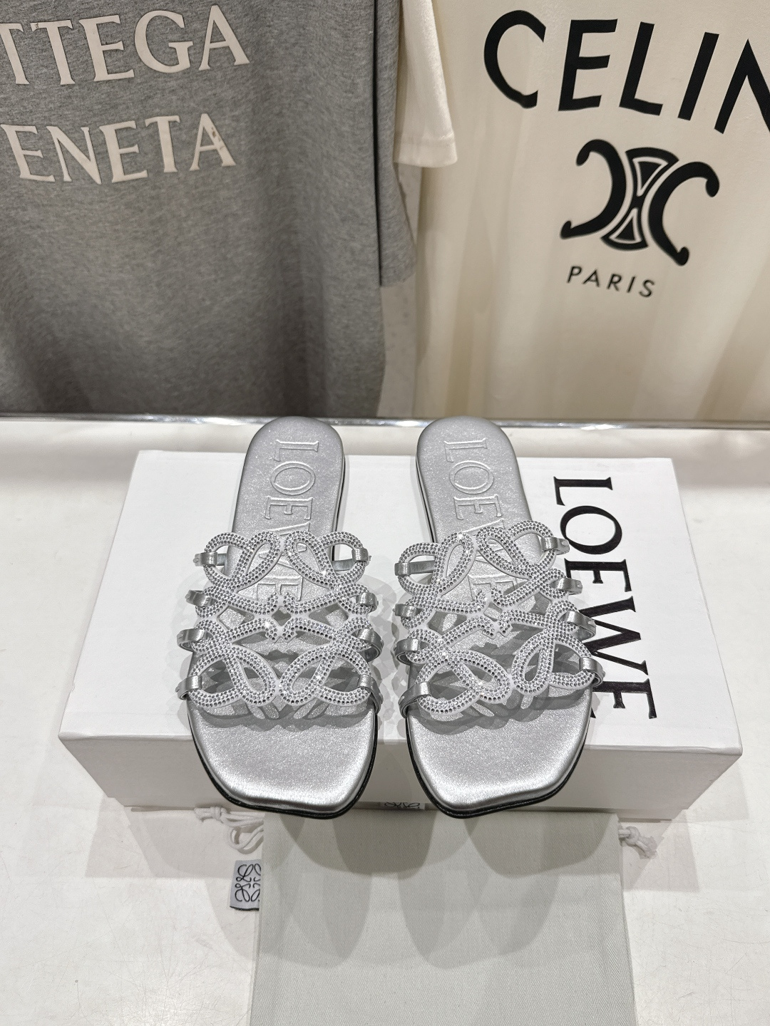 高版本出厂 钻面 LOEWE/罗意威2026/ss新品复古风平底沙滩拖鞋～小红书、外网火爆款最近大热的一