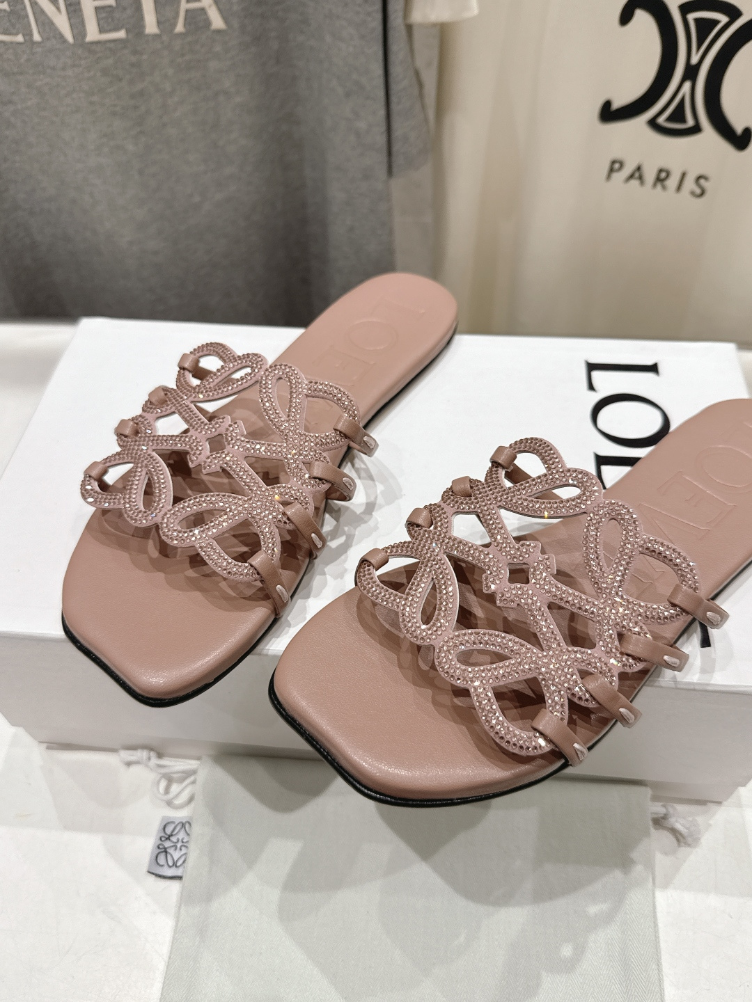 高版本出厂 钻面 LOEWE/罗意威2026/ss新品复古风平底沙滩拖鞋～小红书、外网火爆款最近大热的一