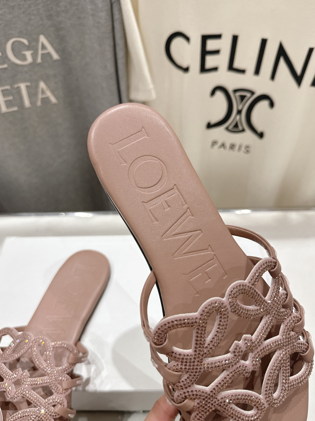 高版本出厂 钻面 LOEWE/罗意威2026/ss新品复古风平底沙滩拖鞋～小红书、外网火爆款最近大热的一