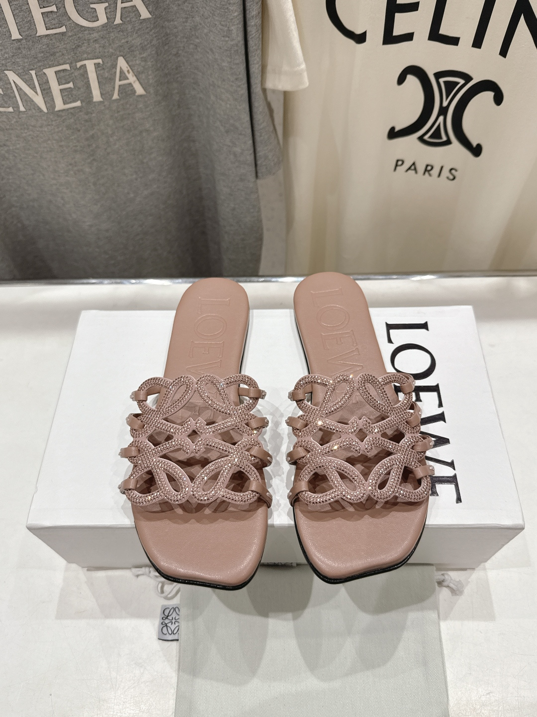 高版本出厂 钻面 LOEWE/罗意威2026/ss新品复古风平底沙滩拖鞋～小红书、外网火爆款最近大热的一