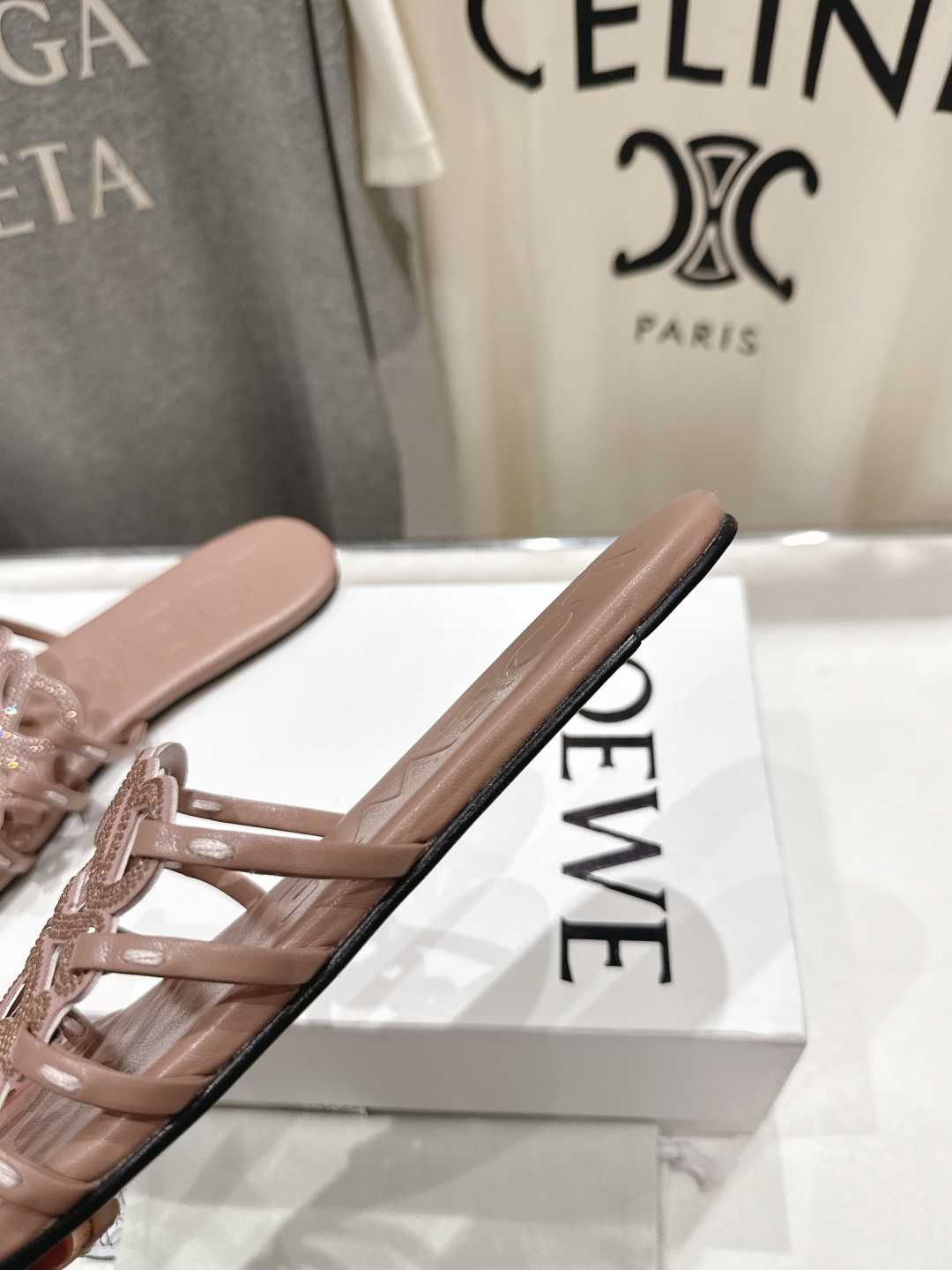 高版本出厂 钻面 LOEWE/罗意威2026/ss新品复古风平底沙滩拖鞋～小红书、外网火爆款最近大热的一