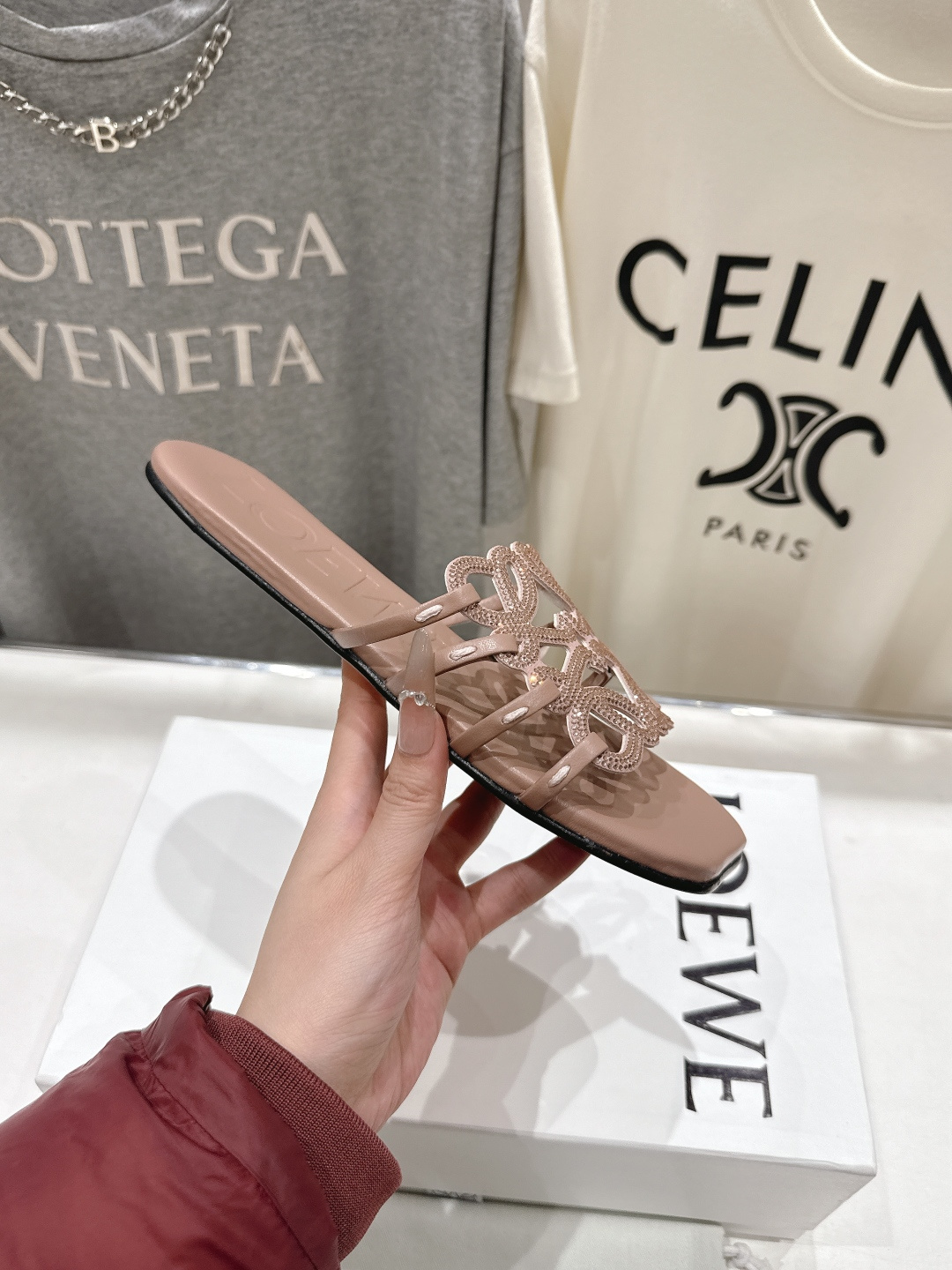 高版本出厂 钻面 LOEWE/罗意威2026/ss新品复古风平底沙滩拖鞋～小红书、外网火爆款最近大热的一