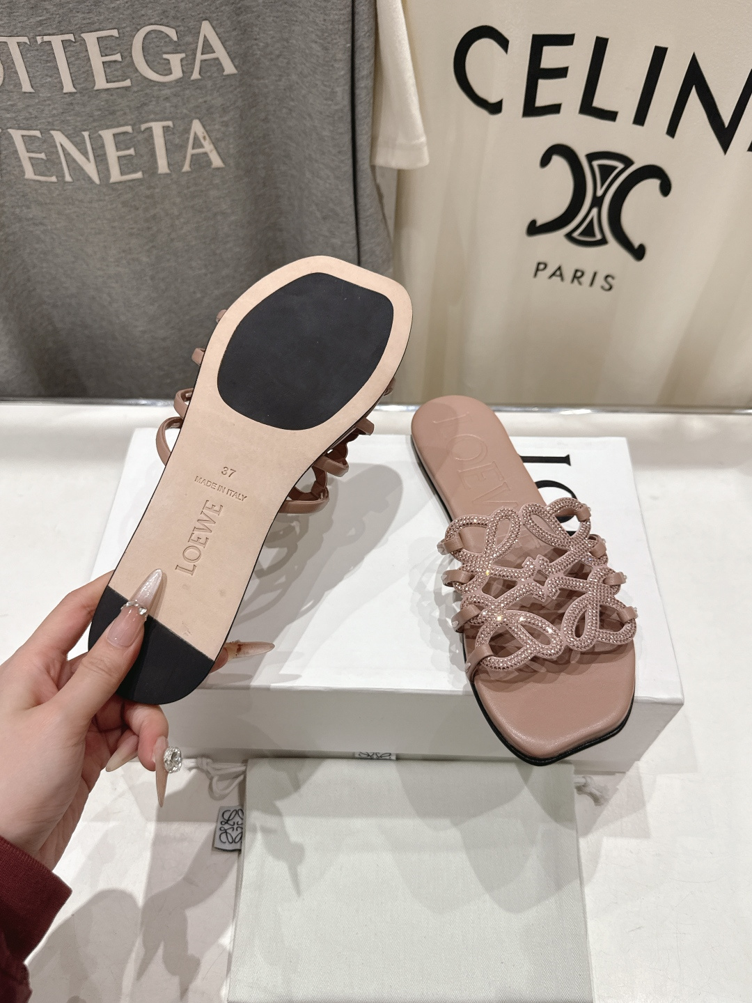 高版本出厂 钻面 LOEWE/罗意威2026/ss新品复古风平底沙滩拖鞋～小红书、外网火爆款最近大热的一