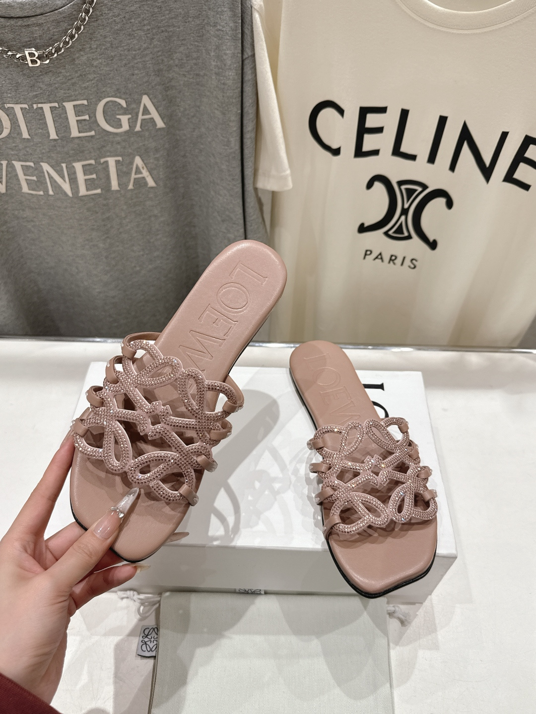 高版本出厂 钻面 LOEWE/罗意威2026/ss新品复古风平底沙滩拖鞋～小红书、外网火爆款最近大热的一