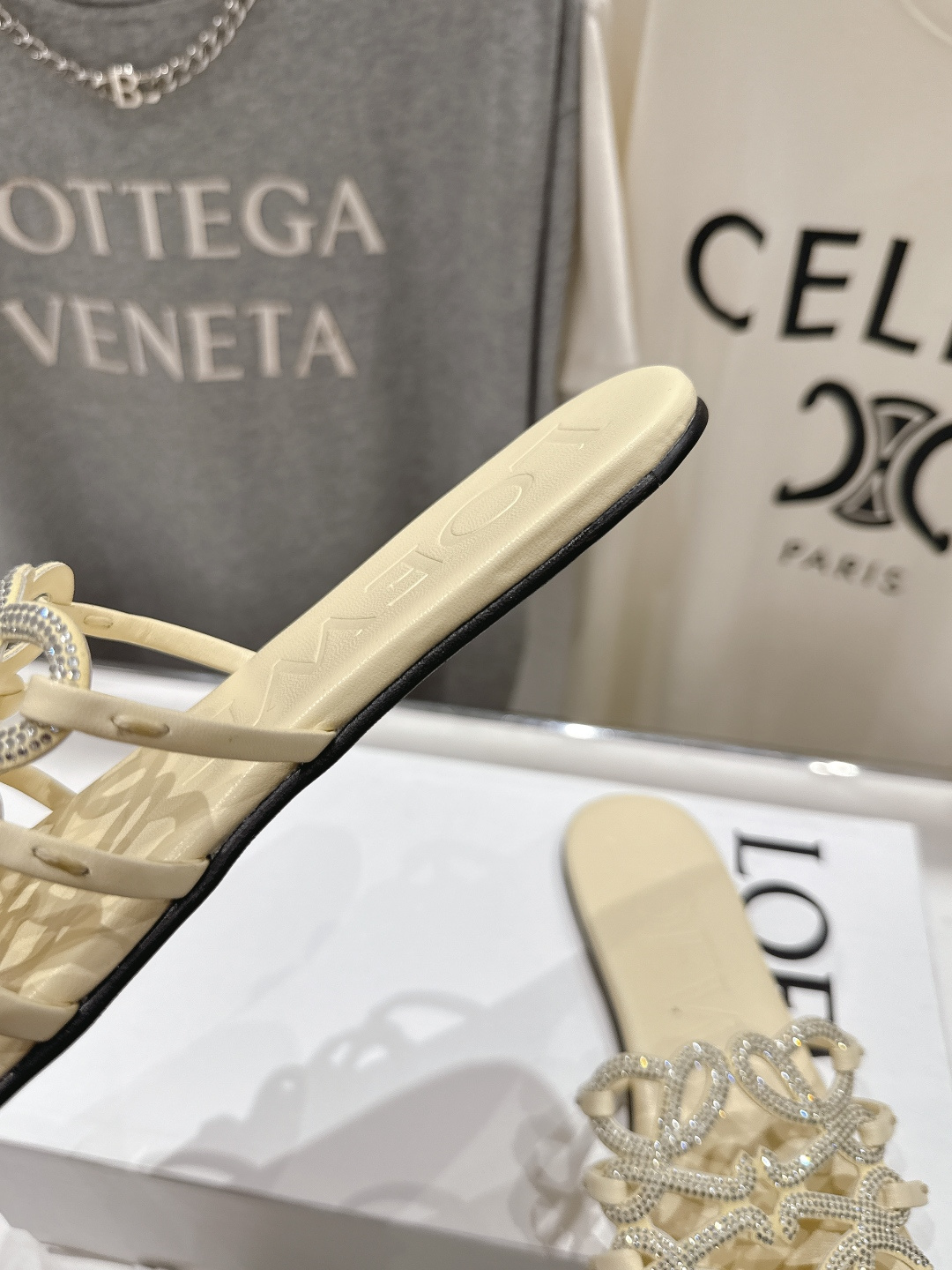 高版本出厂 钻面 LOEWE/罗意威2026/ss新品复古风平底沙滩拖鞋～小红书、外网火爆款最近大热的一